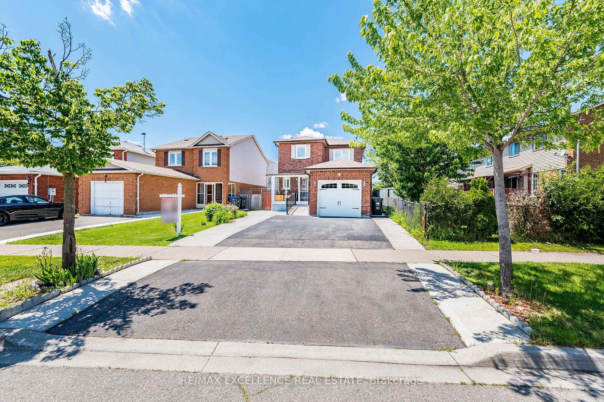 Photo 2 of 6 Stalbridge Avenue, Brampton, Fletcher's Creek South — HOMEH