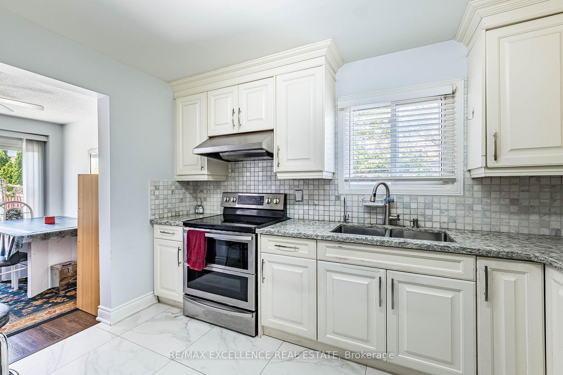 Photo 7 of 6 Stalbridge Avenue, Brampton, Fletcher's Creek South — HOMEH