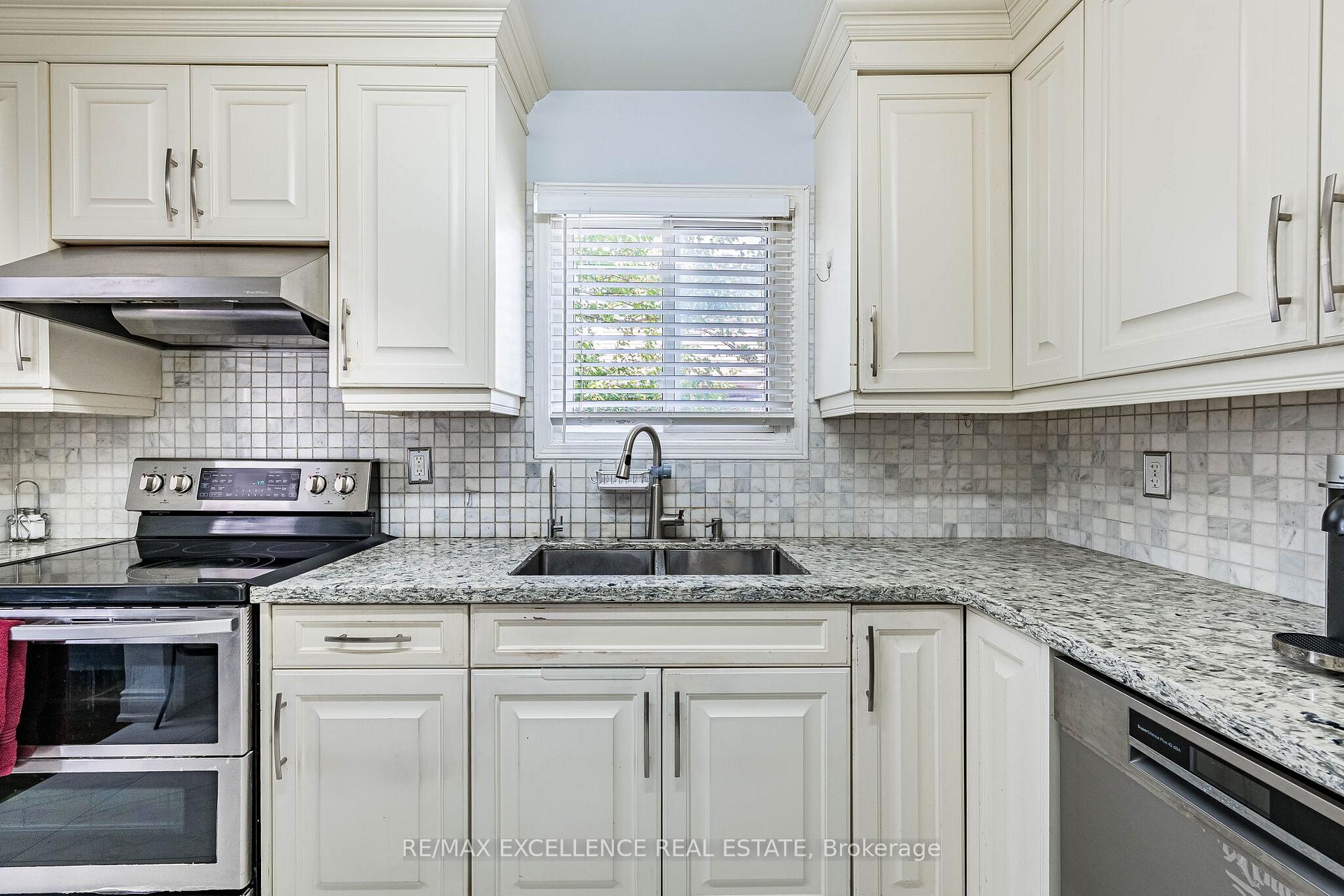 Photo 8 of 6 Stalbridge Avenue, Brampton, Fletcher's Creek South — HOMEH