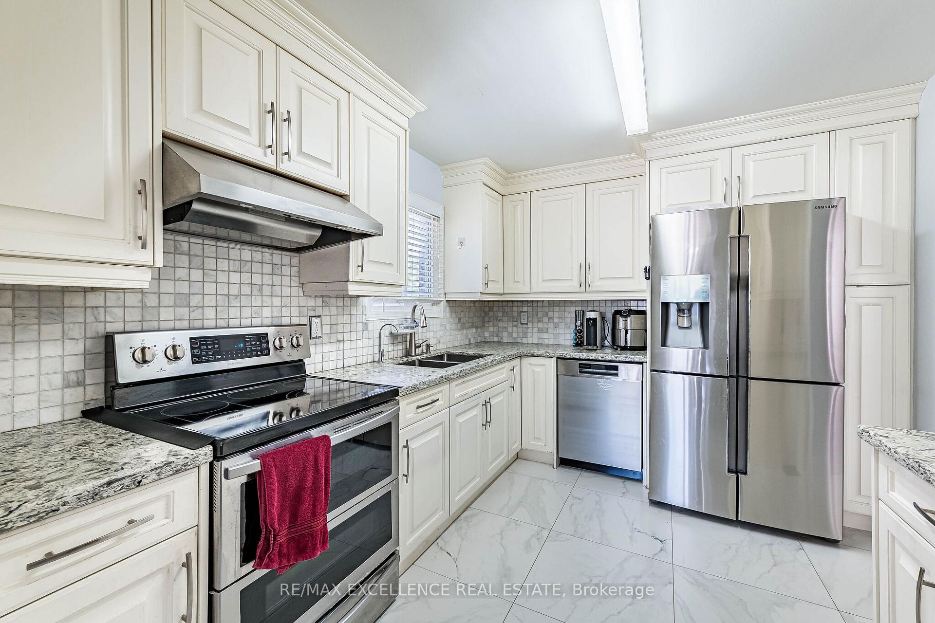 Photo 10 of 6 Stalbridge Avenue, Brampton, Fletcher's Creek South — HOMEH