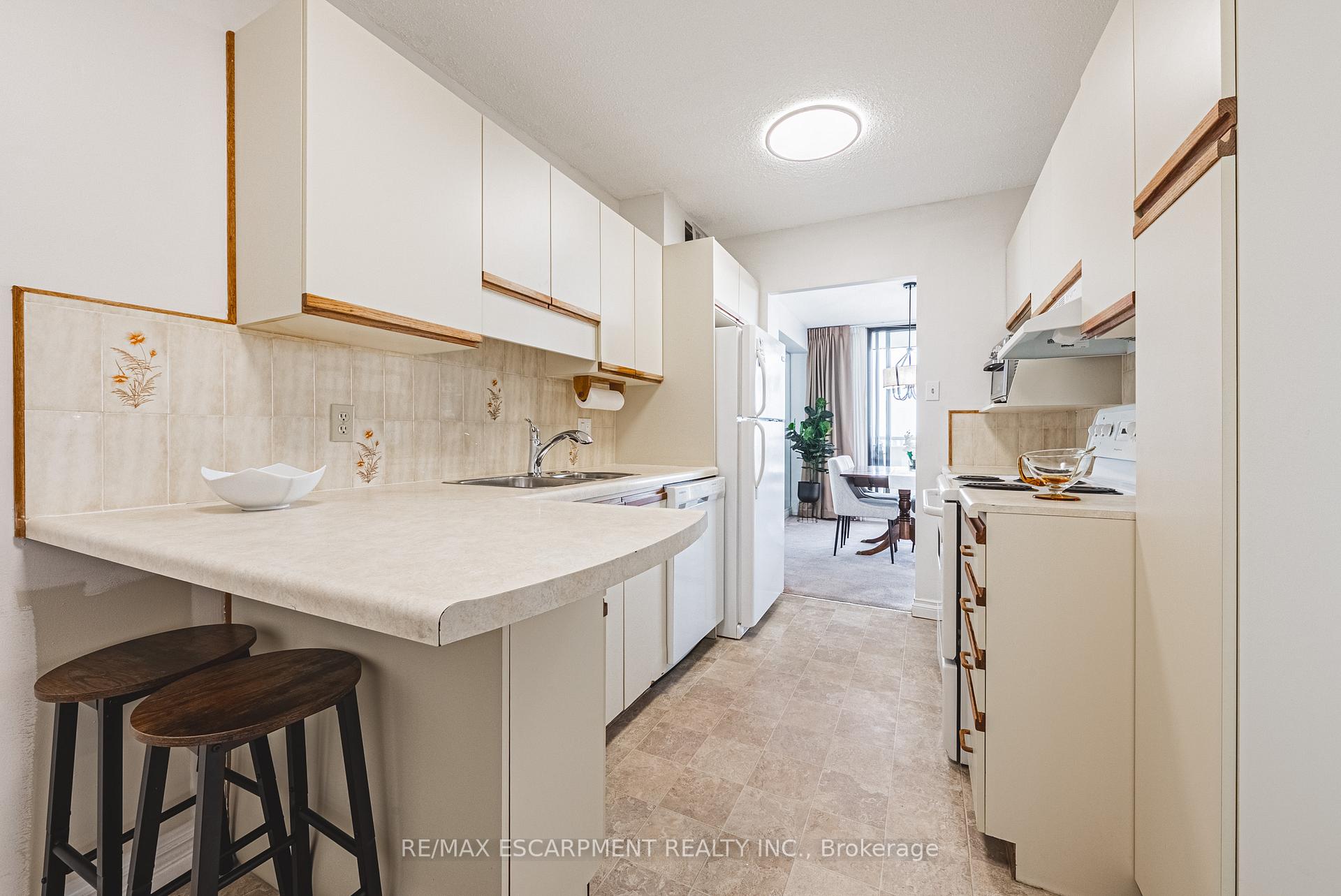 Photo 10 of Unit 1504, 2055 Upper Middle Road, Burlington, Brant Hills — HOMEH