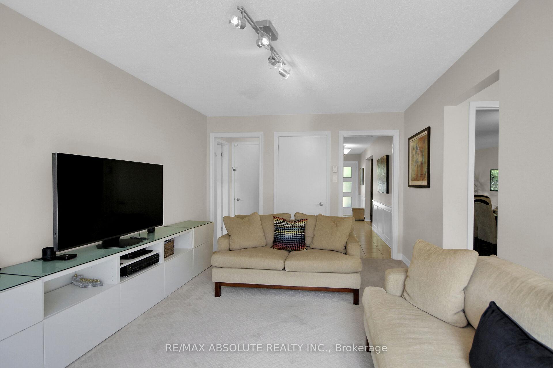 Photo 15 of 79 Shoreham Avenue, Ottawa, Craig Henry/Woodvale — HOMEH