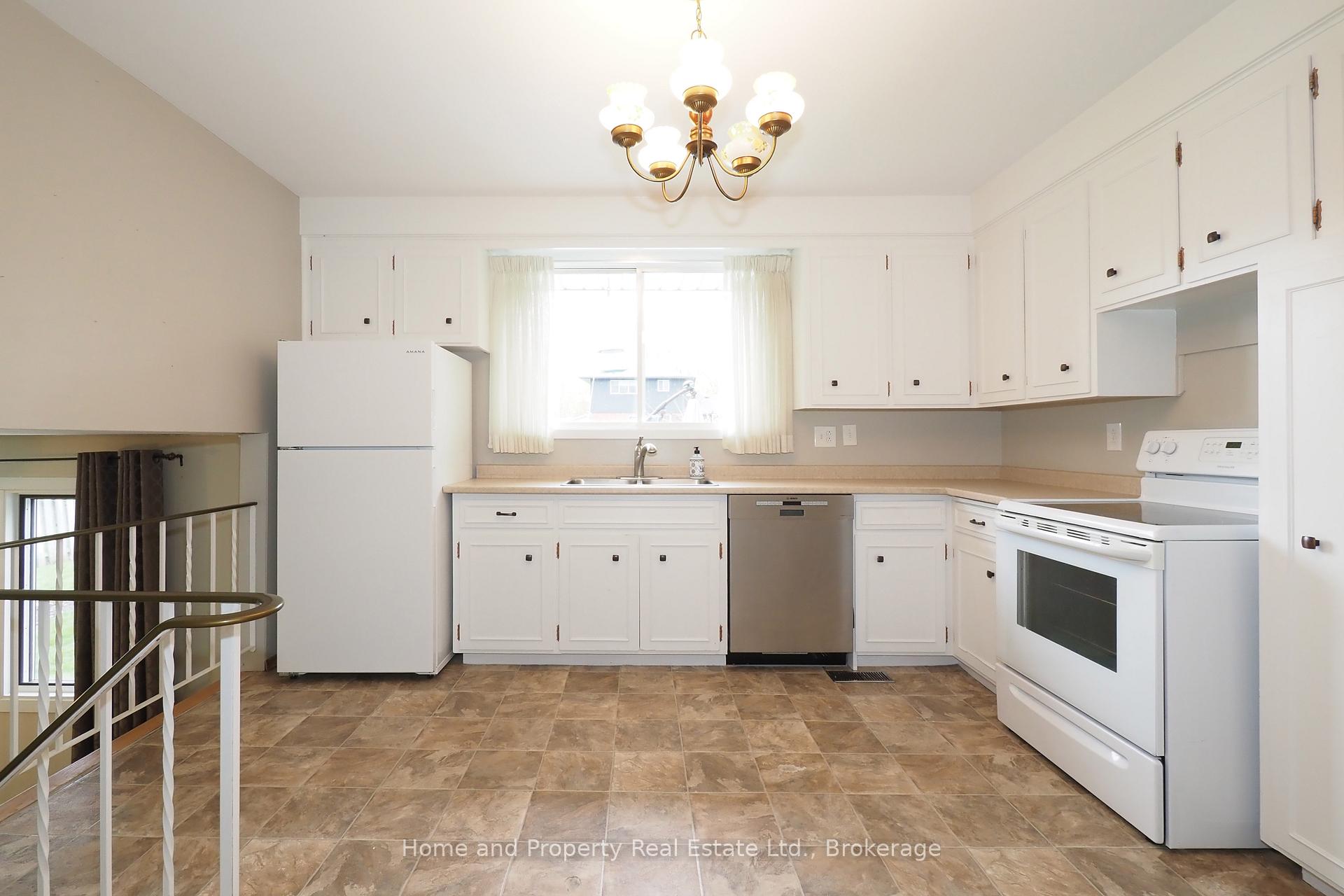Photo 18 of 76 Cloverdale Crescent, Kitchener, Forest Hill — HOMEH