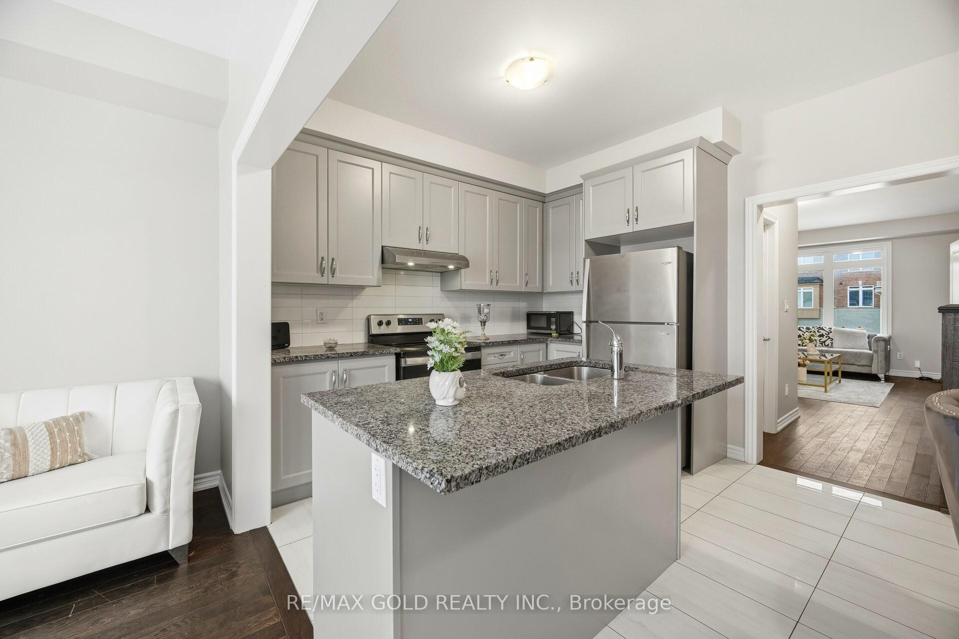 Photo 8 of 52 Savino Drive, Brampton, Heart Lake West — HOMEH