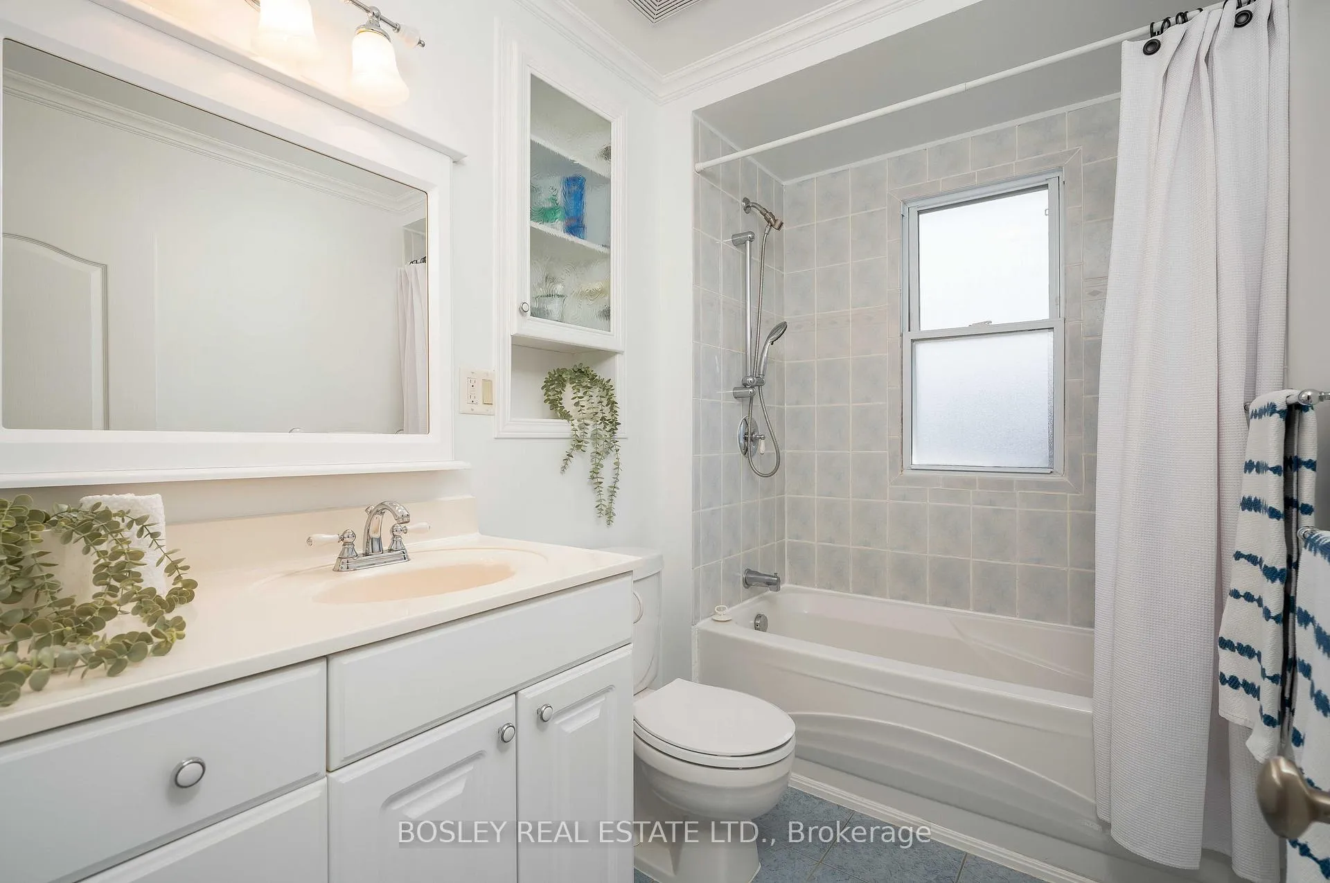 Photo 3 of 129 Linsmore Crescent, Toronto, Danforth Village-East York — HOMEH
