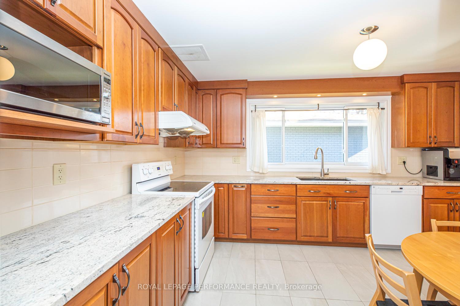 Photo 12 of 642 Sherbourne Road, Ottawa, Carlingwood — HOMEH