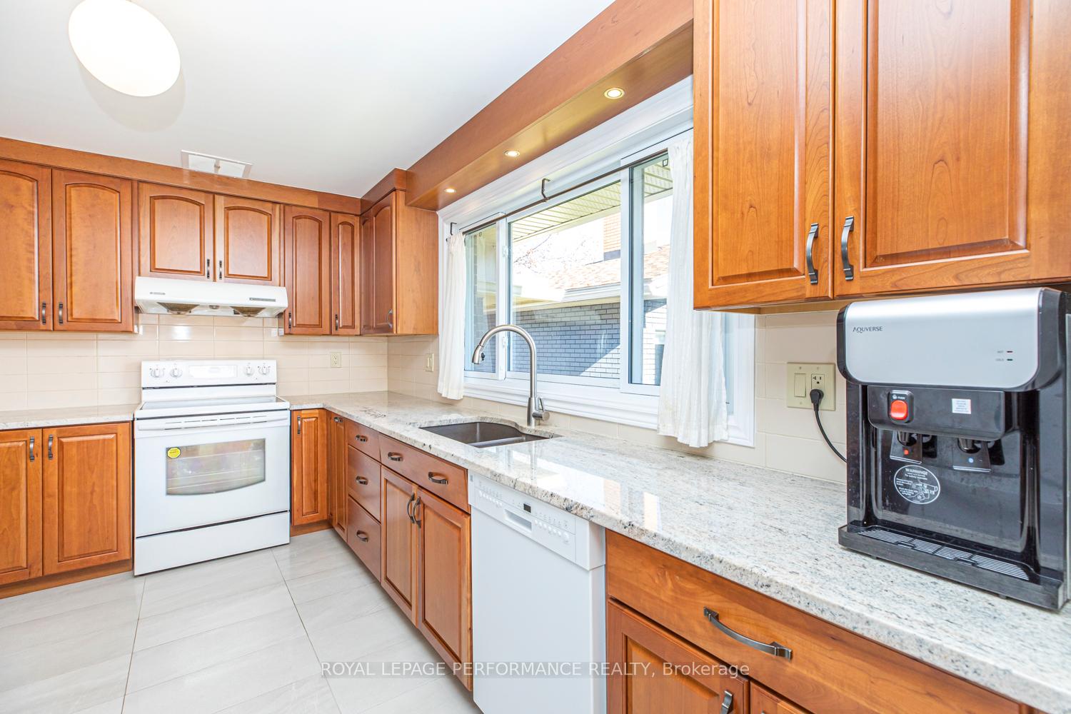 Photo 14 of 642 Sherbourne Road, Ottawa, Carlingwood — HOMEH