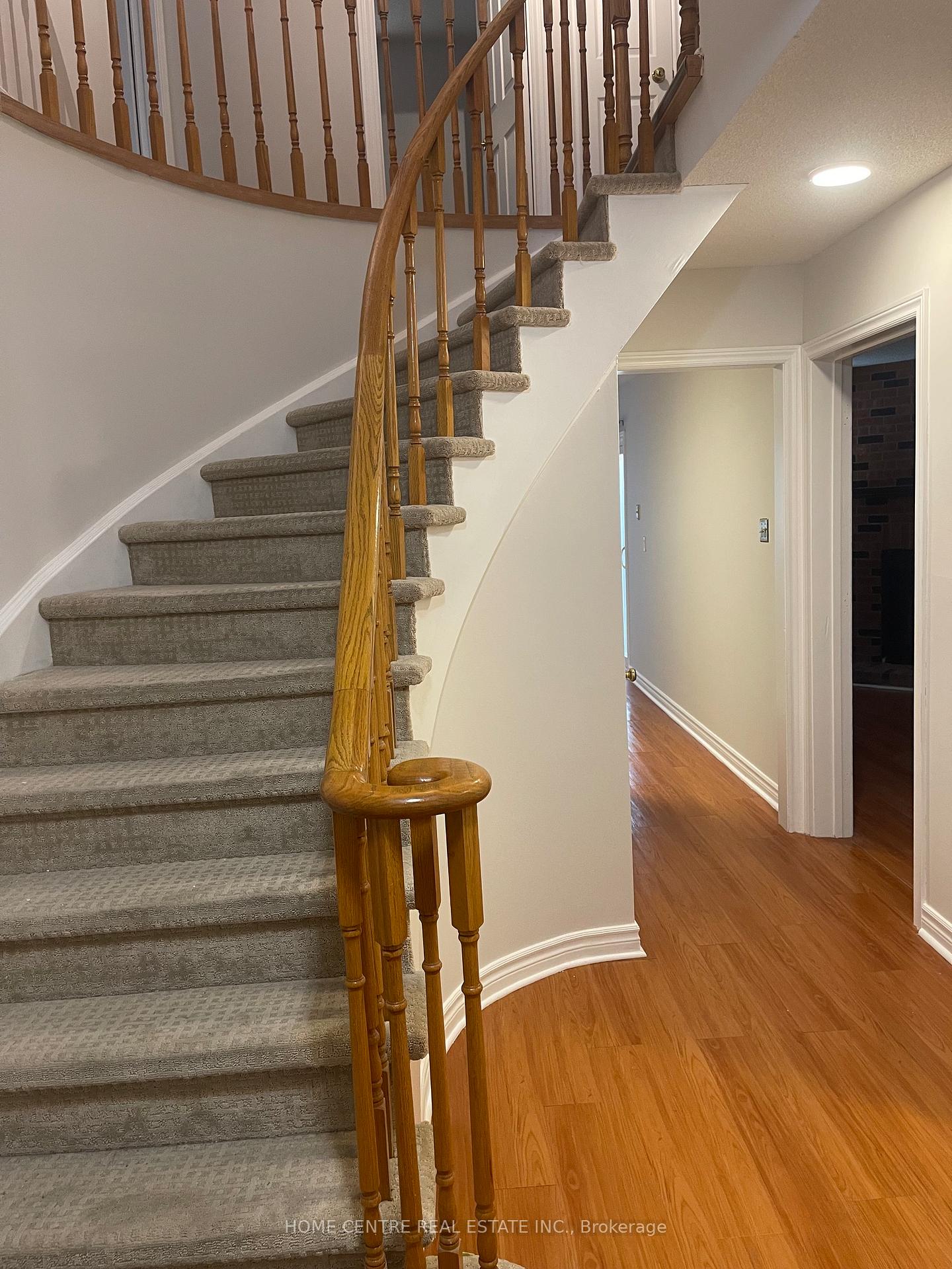Photo 4 of 38 Featherstone Avenue, Markham, Middlefield — HOMEH