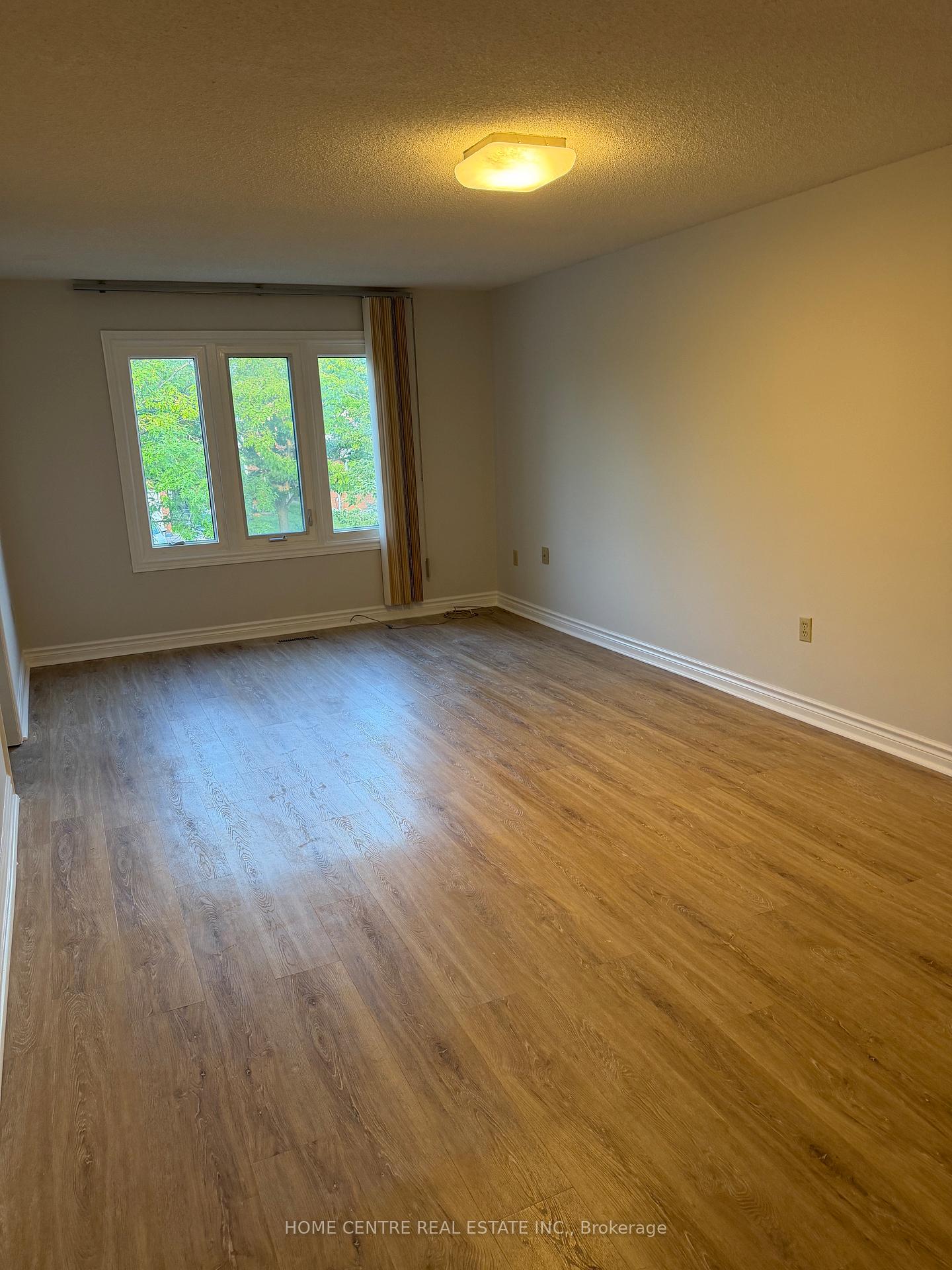 Photo 10 of 38 Featherstone Avenue, Markham, Middlefield — HOMEH