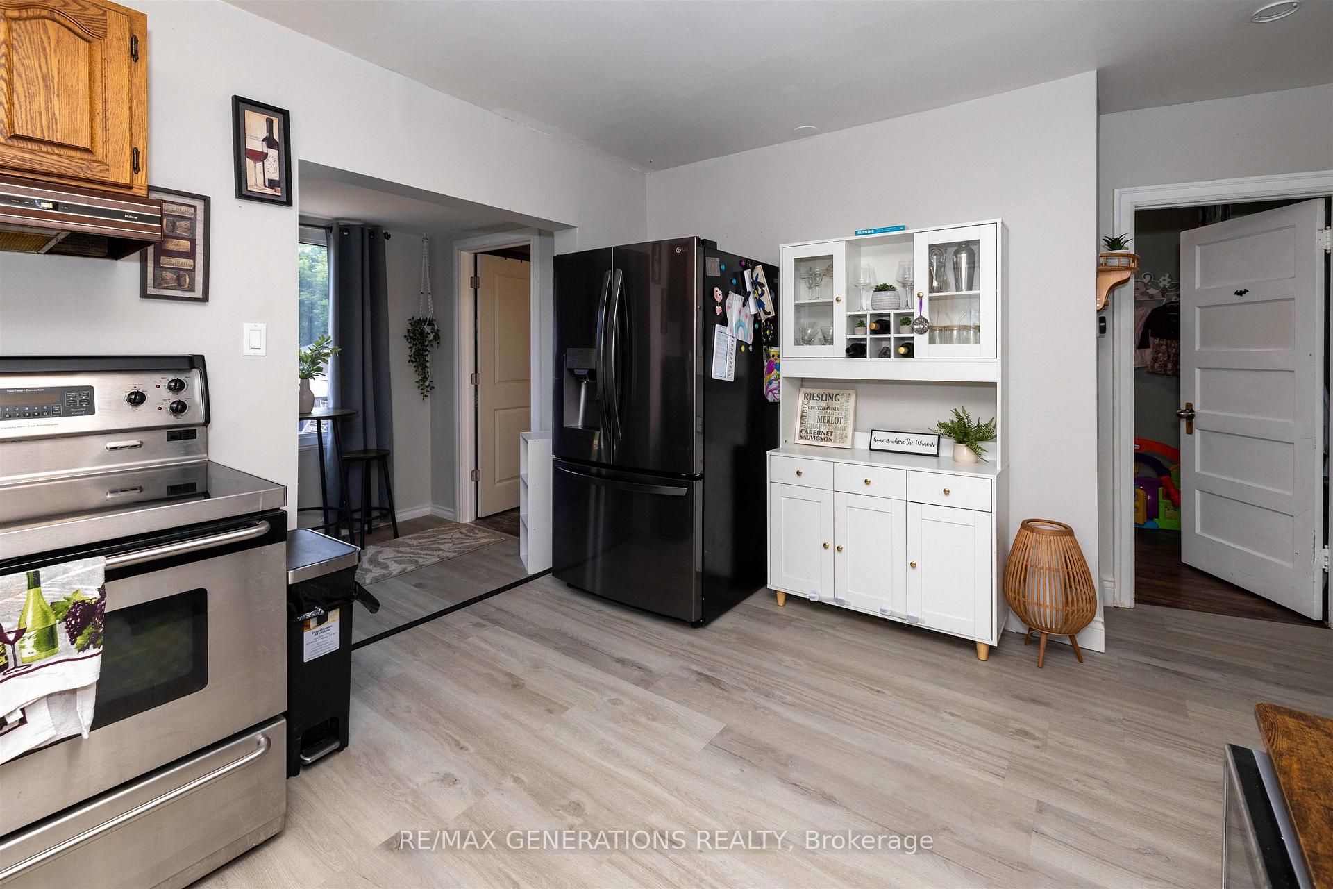 Photo 5 of 407 Markland Street, Thunder Bay, Academy Heights — HOMEH
