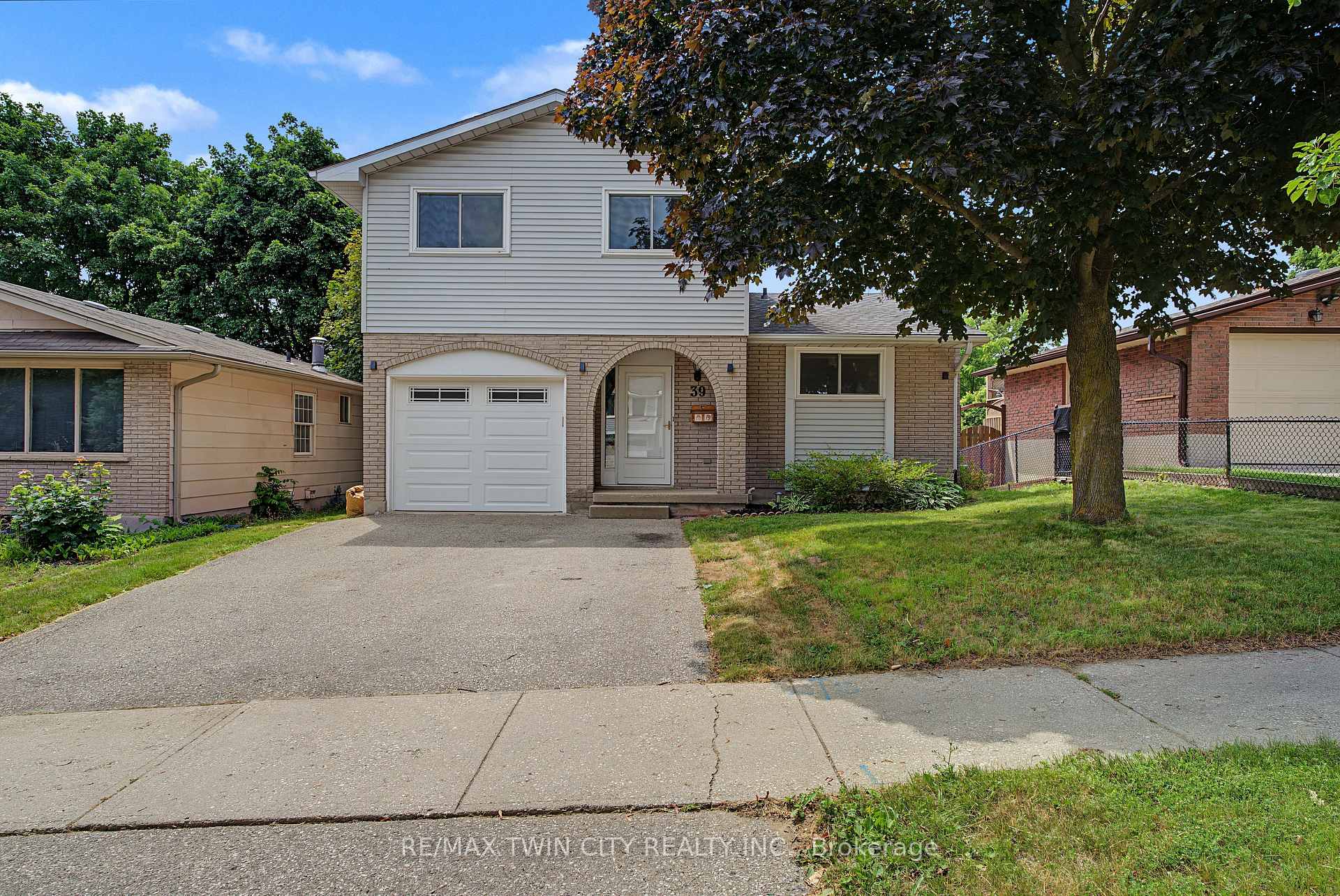 Photo 1 of 39 Southwood Drive, Kitchener, Country Hills — HOMEH