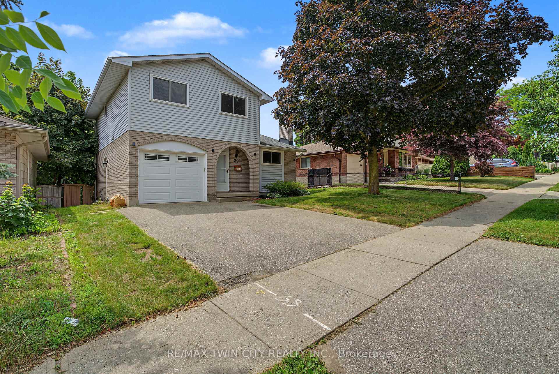 Photo 2 of 39 Southwood Drive, Kitchener, Country Hills — HOMEH