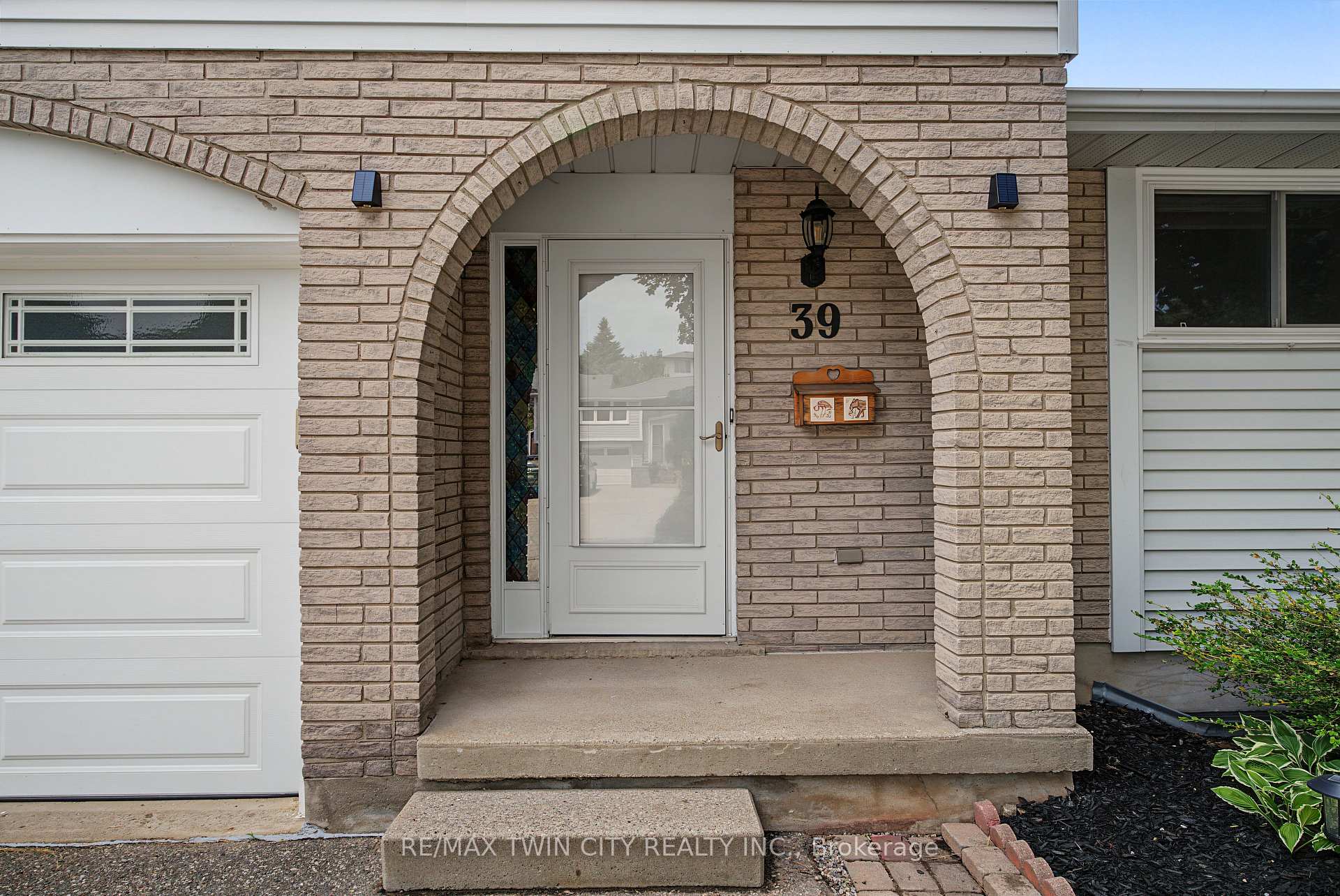 Photo 3 of 39 Southwood Drive, Kitchener, Country Hills — HOMEH