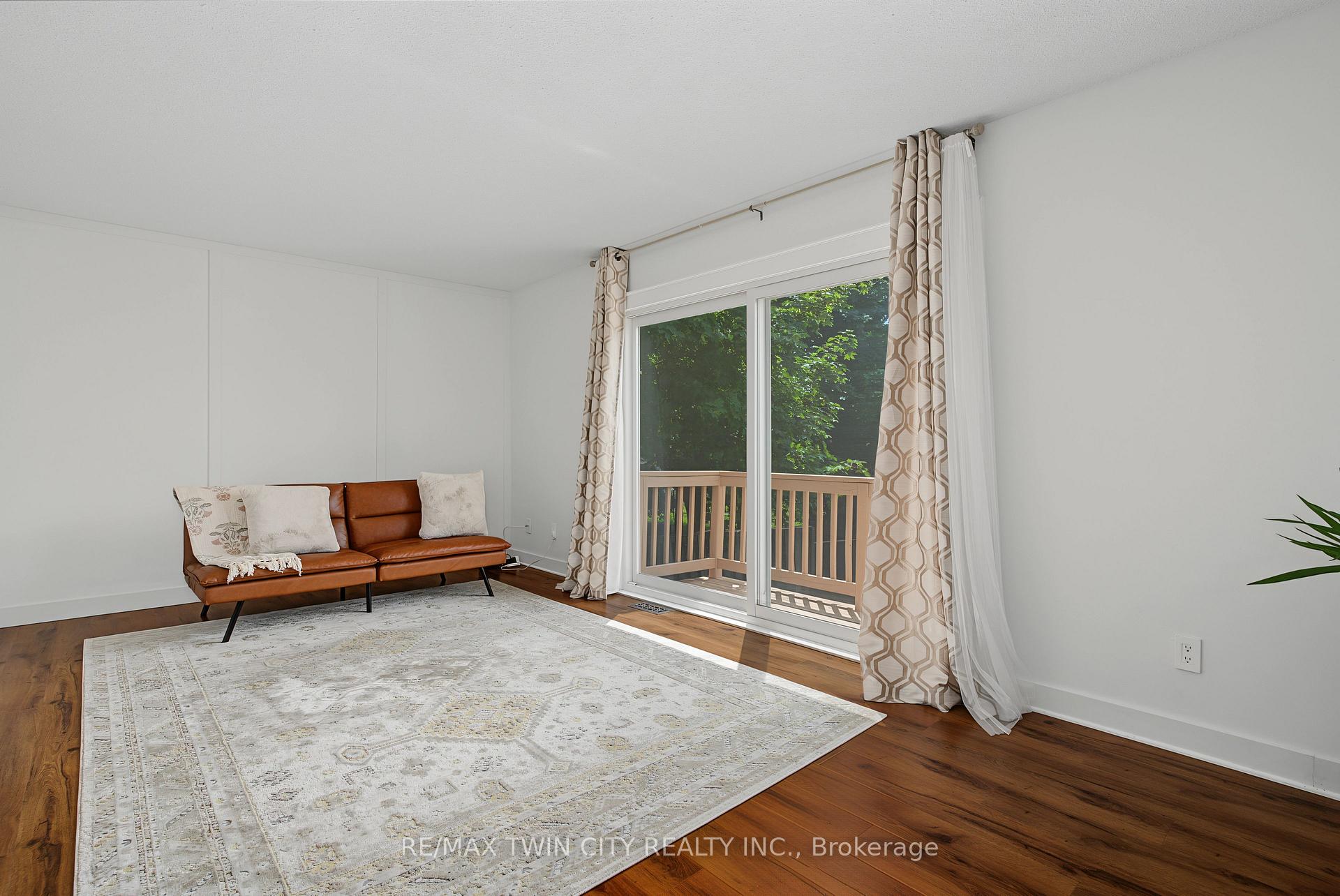 Photo 9 of 39 Southwood Drive, Kitchener, Country Hills — HOMEH