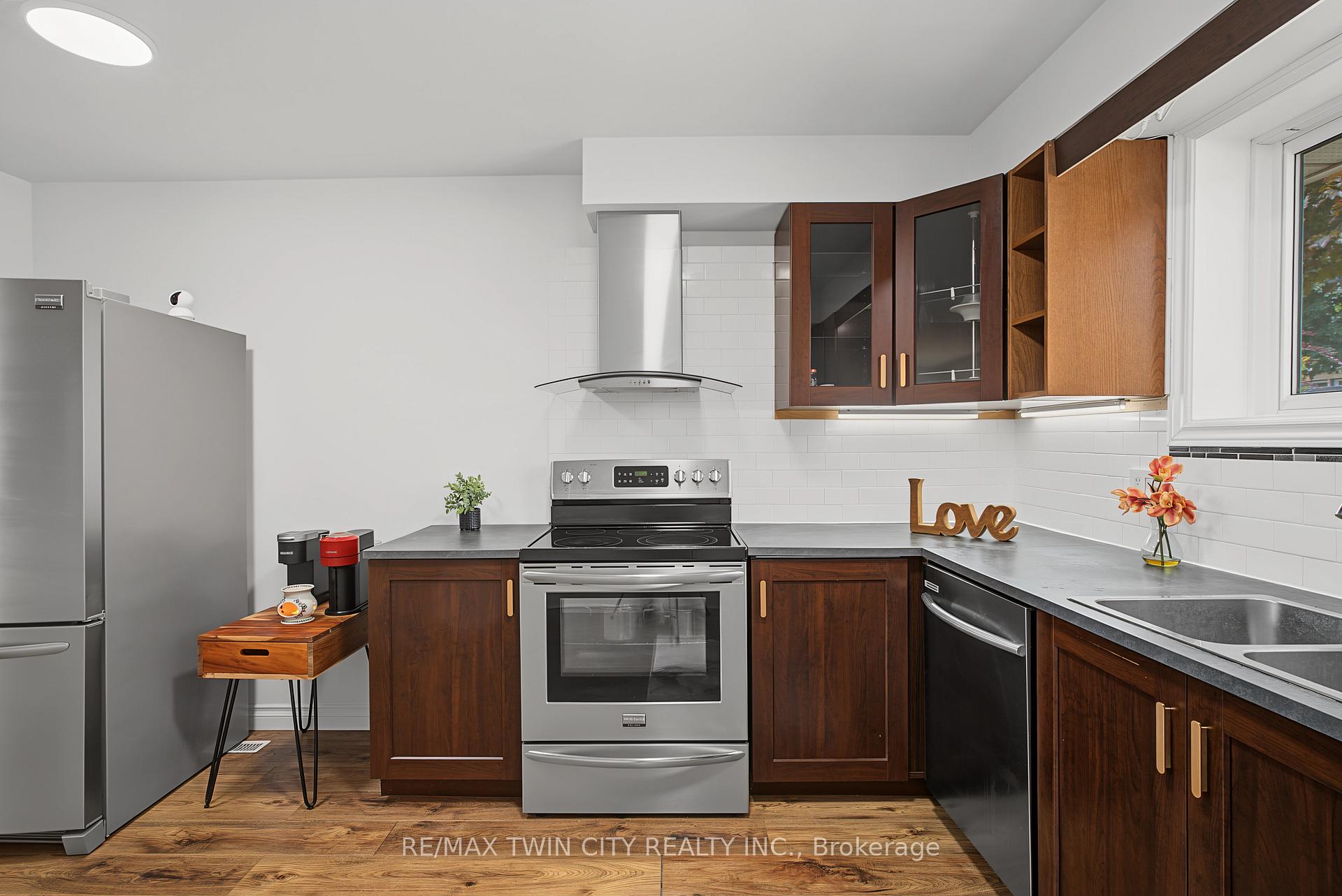 Photo 16 of 39 Southwood Drive, Kitchener, Country Hills — HOMEH