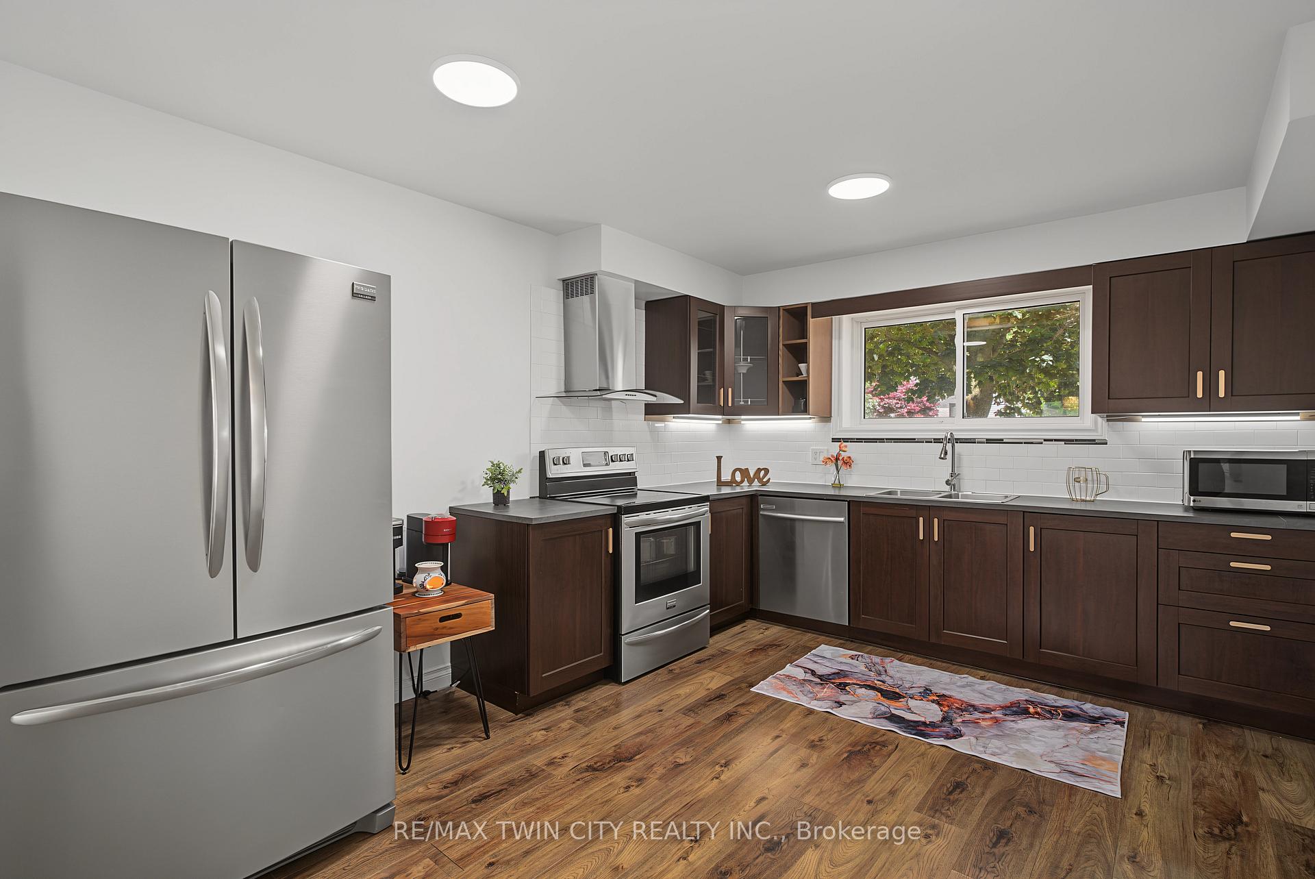 Photo 17 of 39 Southwood Drive, Kitchener, Country Hills — HOMEH