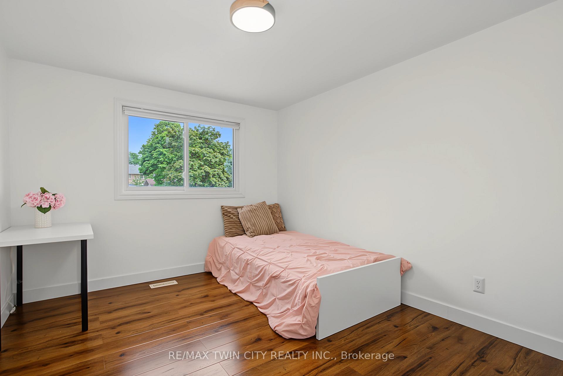 Photo 26 of 39 Southwood Drive, Kitchener, Country Hills — HOMEH