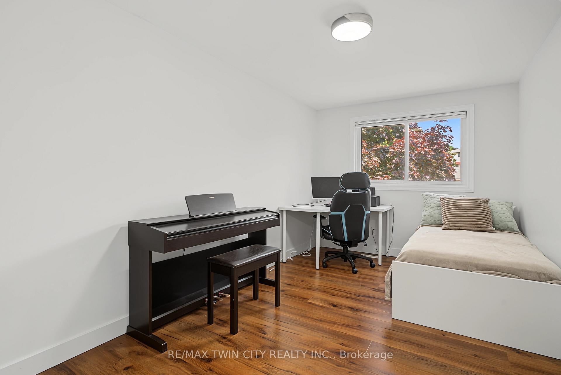 Photo 28 of 39 Southwood Drive, Kitchener, Country Hills — HOMEH