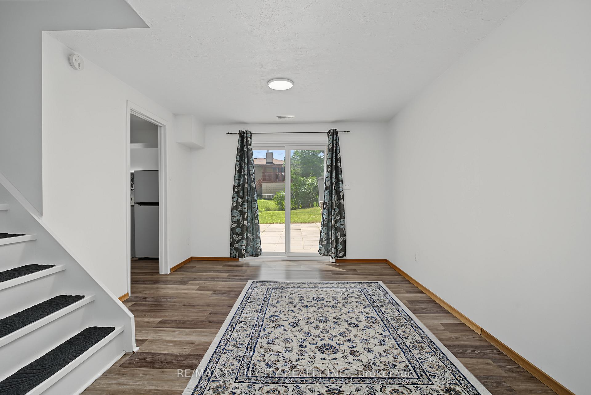 Photo 33 of 39 Southwood Drive, Kitchener, Country Hills — HOMEH