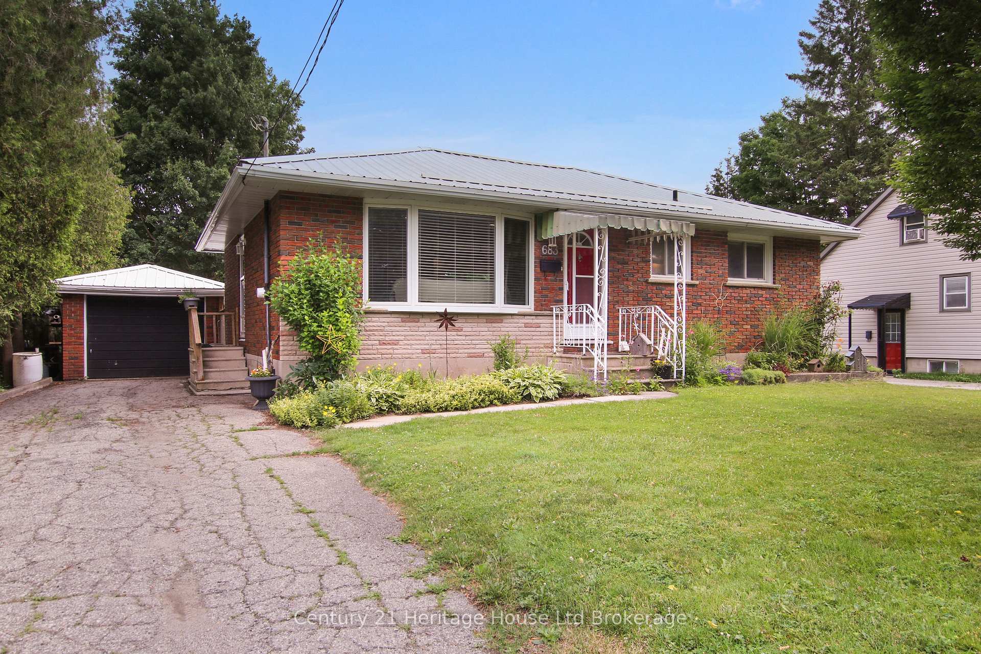 Photo of 683 College Avenue