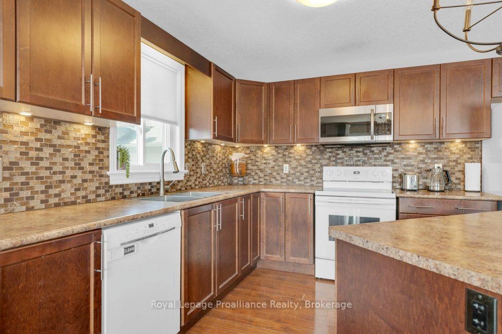 Photo 16 of 24 Freedom Crescent, Quinte West, Sidney Ward — HOMEH