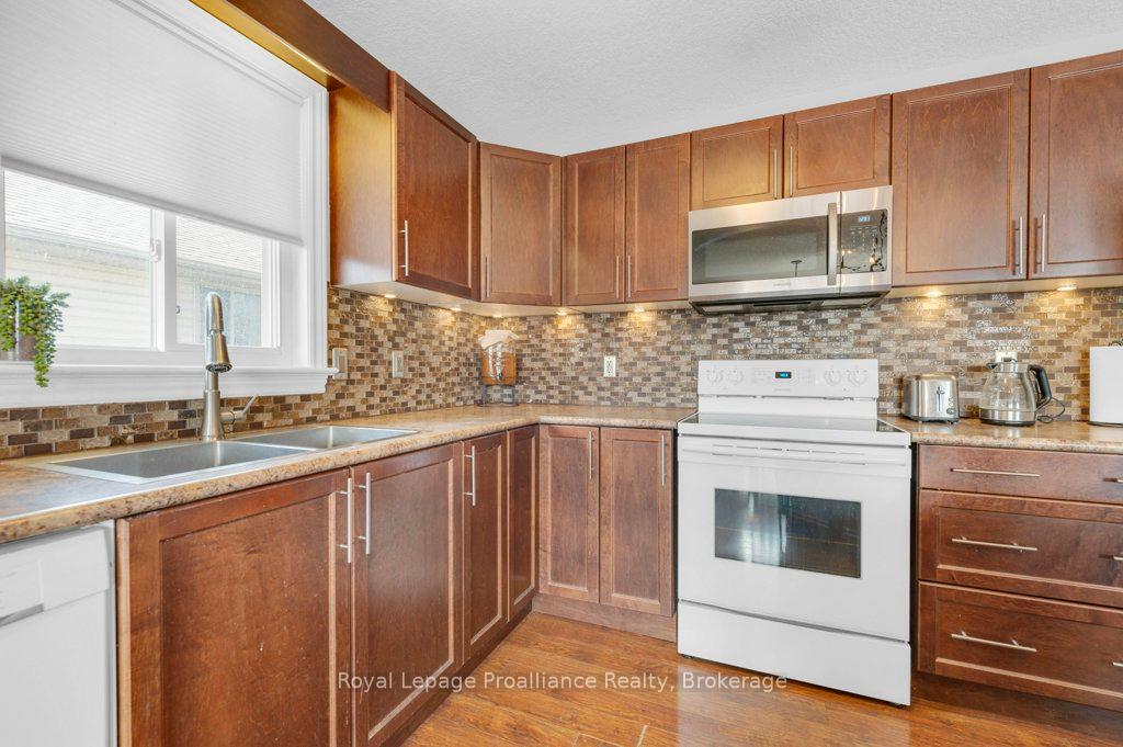 Photo 17 of 24 Freedom Crescent, Quinte West, Sidney Ward — HOMEH