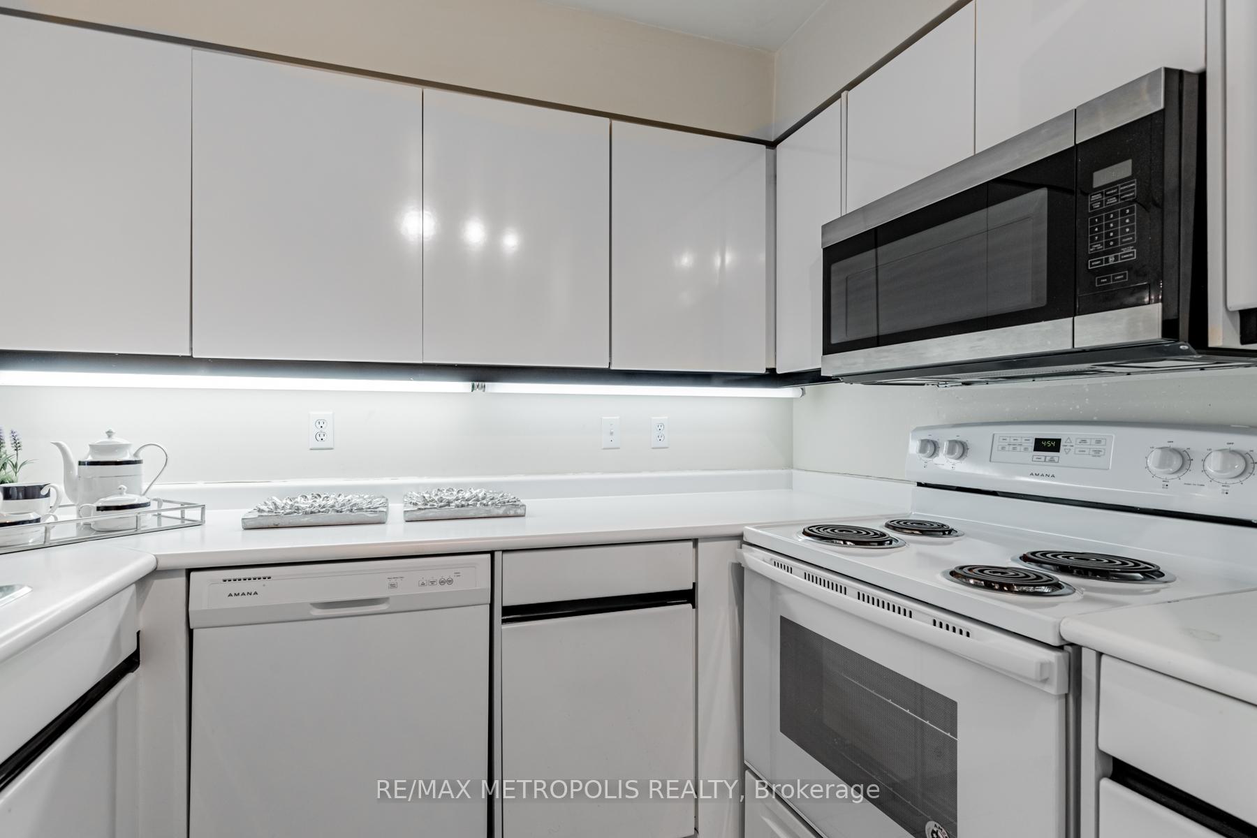 Photo 5 of Unit 601, 7 Carlton Street, Toronto, Church-Yonge Corridor — HOMEH