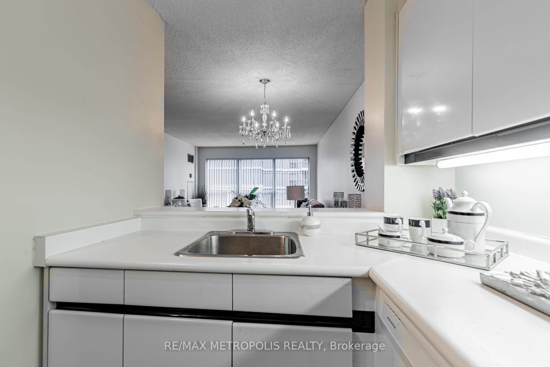 Photo 7 of Unit 601, 7 Carlton Street, Toronto, Church-Yonge Corridor — HOMEH