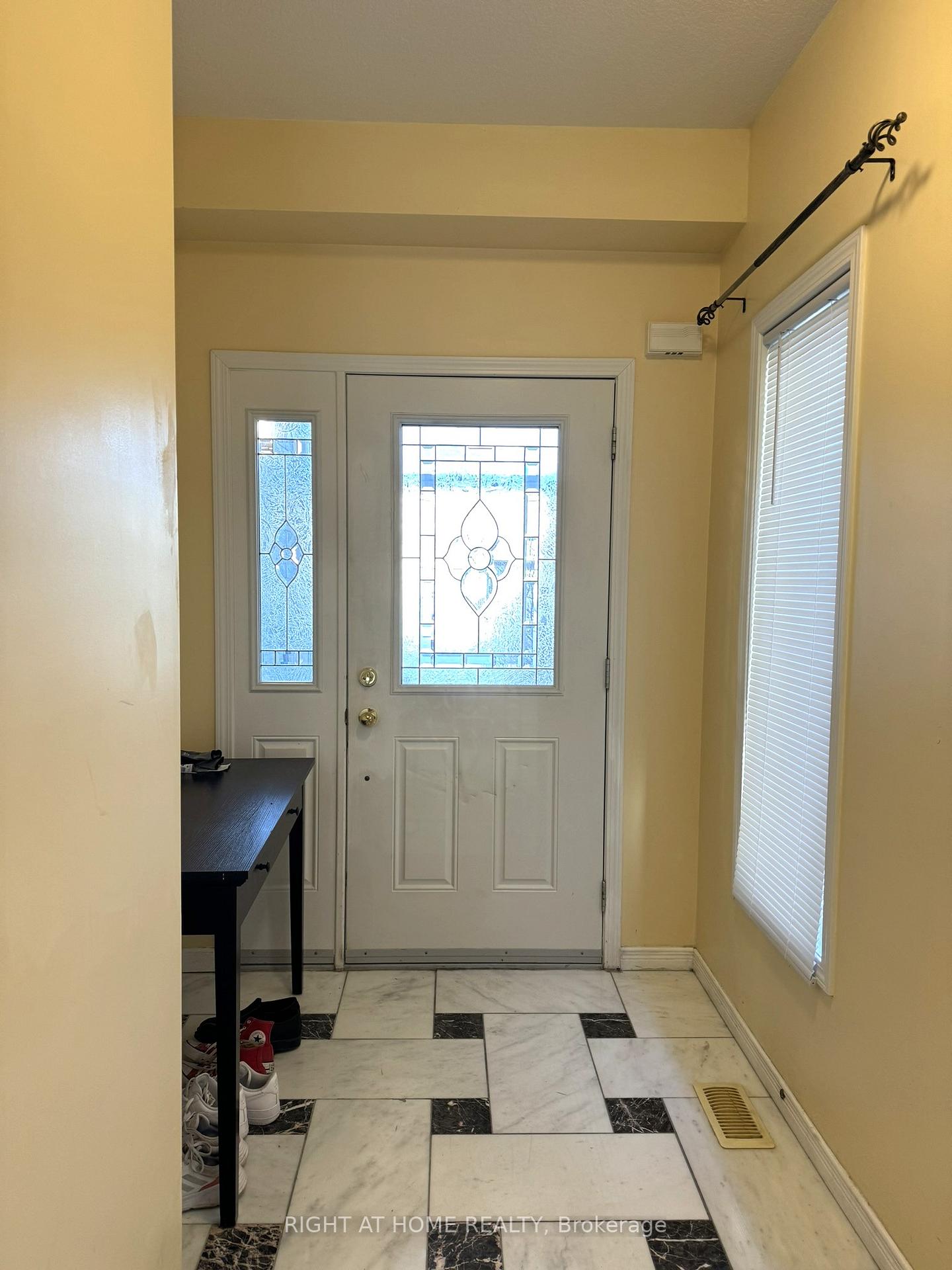 Photo 2 of 252 Lemon Grass Crescent, Kitchener, Highland West — HOMEH