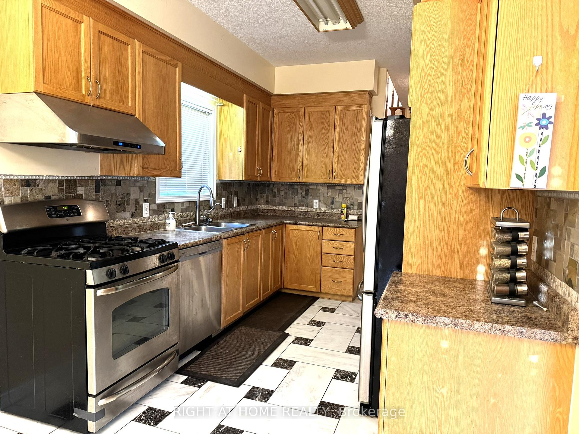 Photo 7 of 252 Lemon Grass Crescent, Kitchener, Highland West — HOMEH