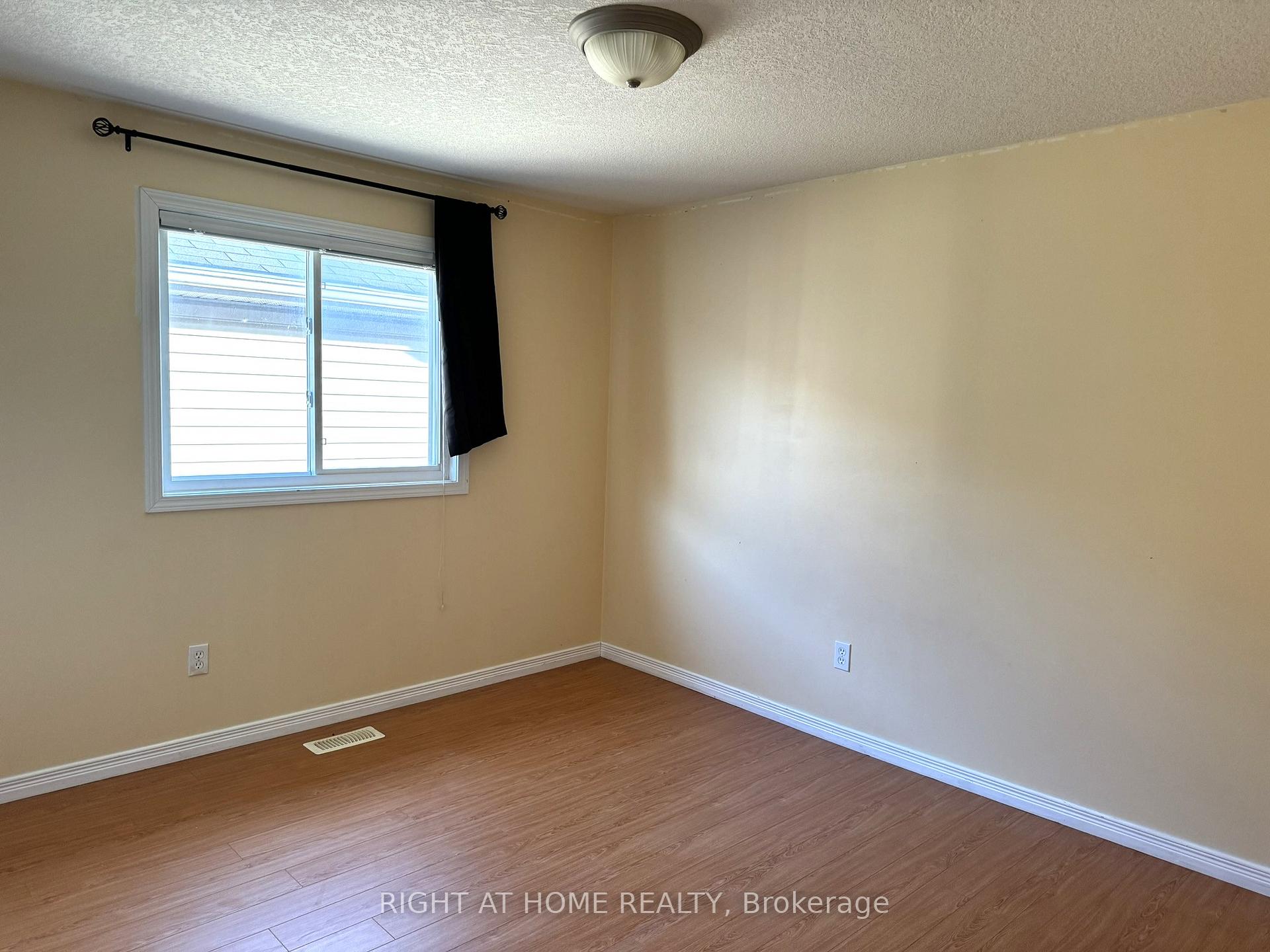 Photo 13 of 252 Lemon Grass Crescent, Kitchener, Highland West — HOMEH