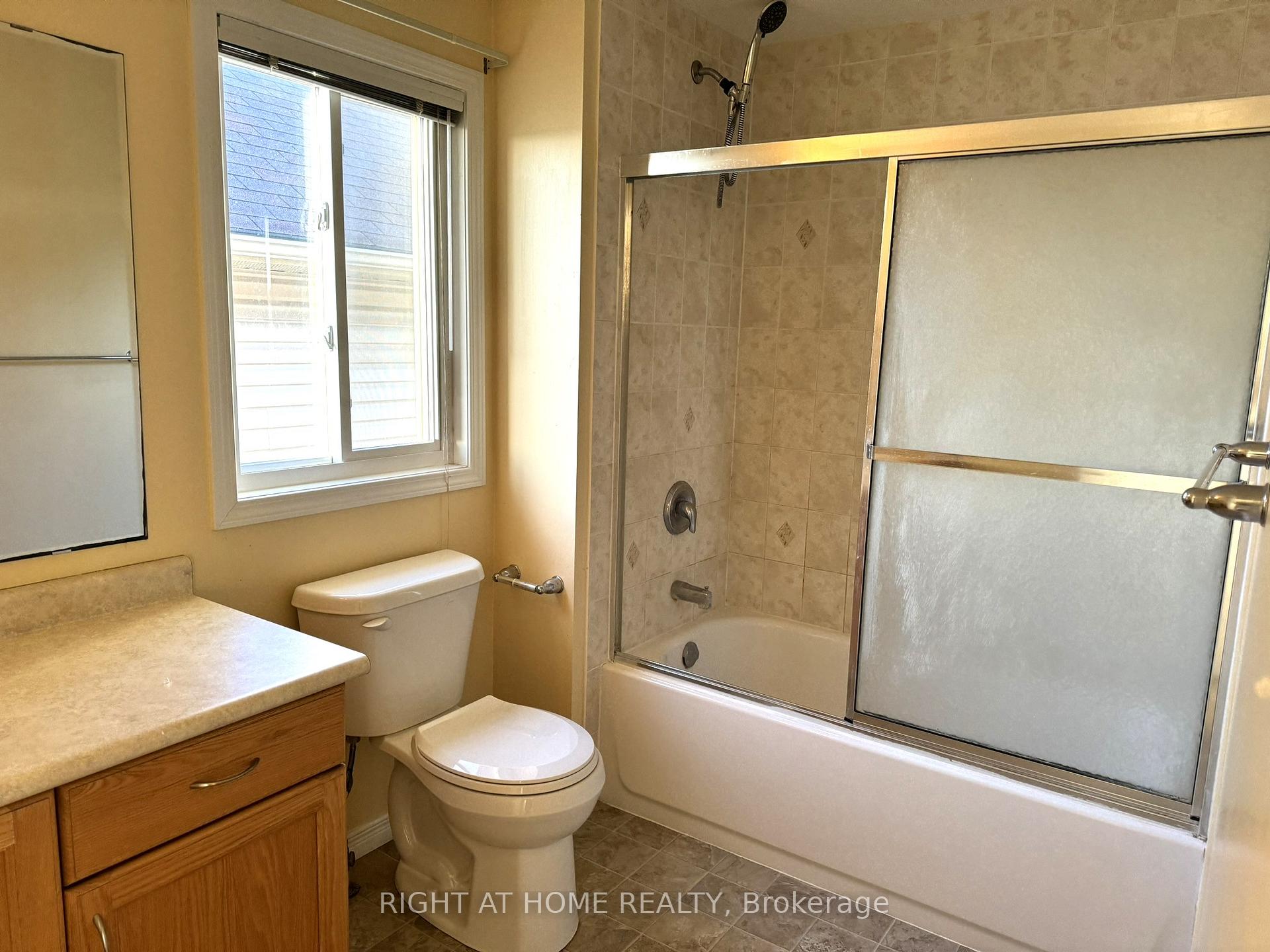 Photo 17 of 252 Lemon Grass Crescent, Kitchener, Highland West — HOMEH
