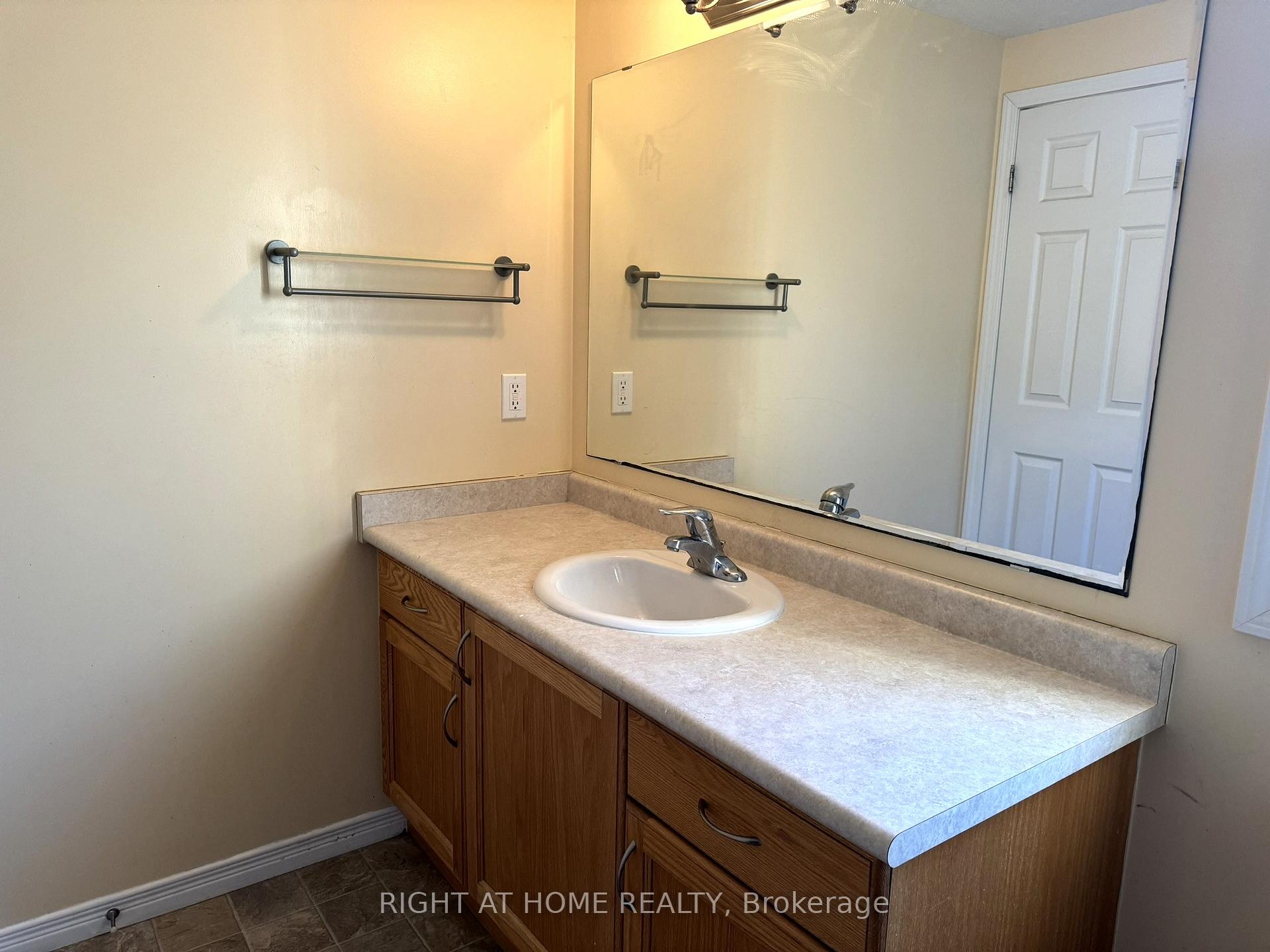 Photo 18 of 252 Lemon Grass Crescent, Kitchener, Highland West — HOMEH