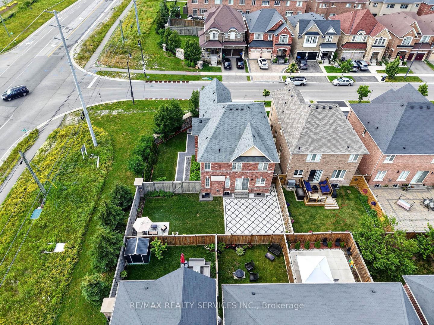 Photo 3 of 1 Dolbyhill Drive, Brampton, Sandringham-Wellington North — HOMEH