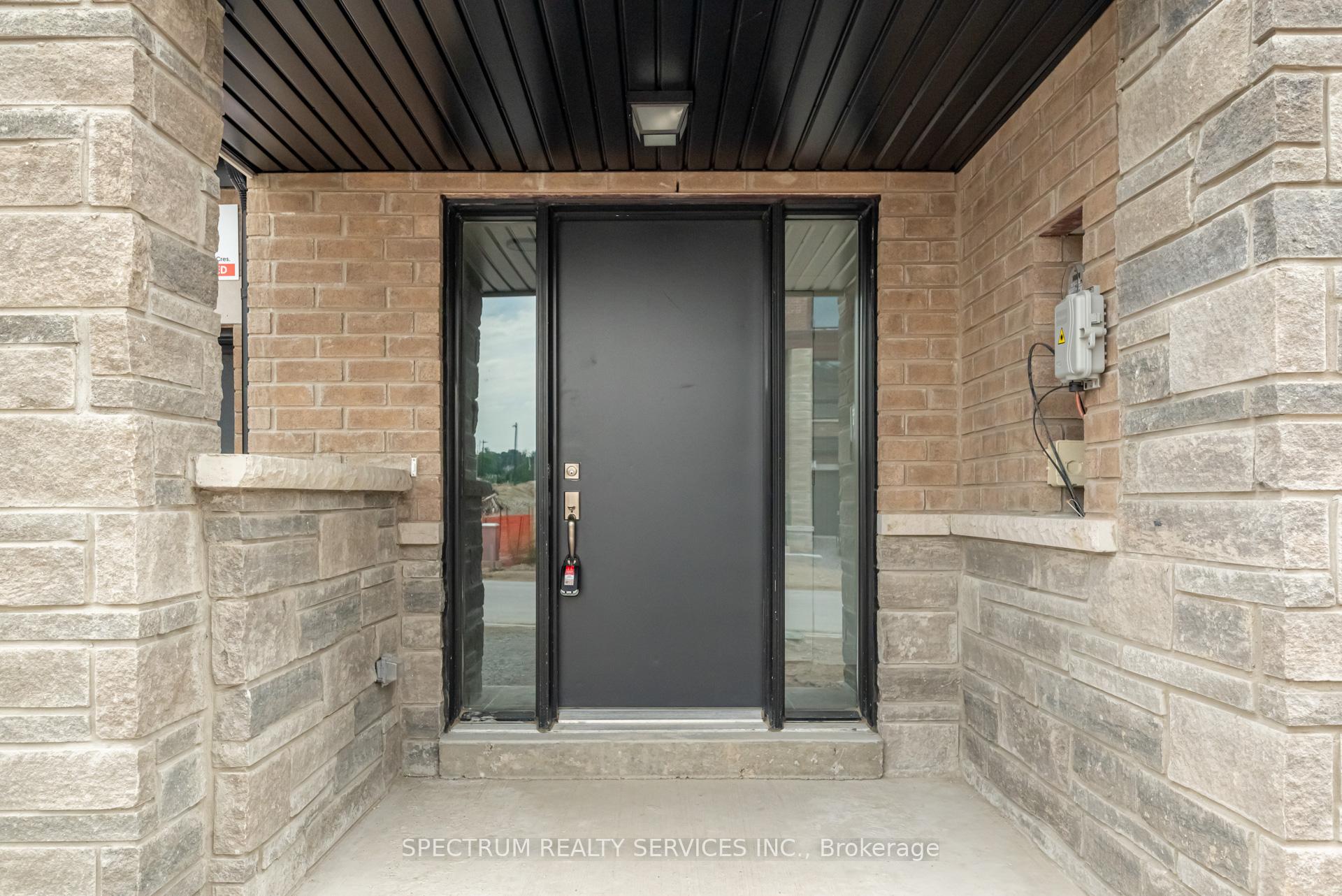 Photo 4 of 146 Blue Forest Crescent, Barrie, Innis-Shore — HOMEH