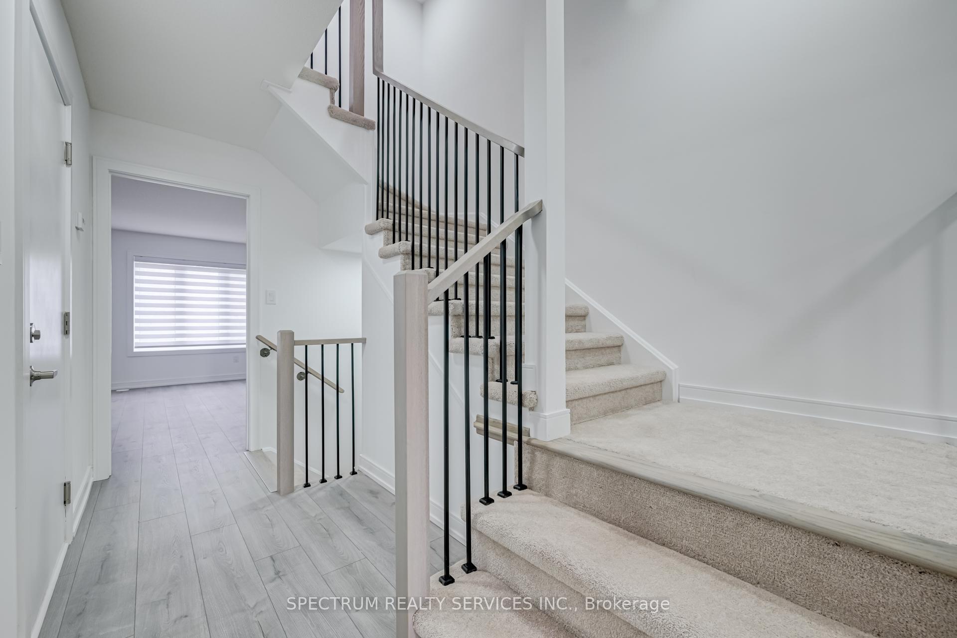 Photo 12 of 146 Blue Forest Crescent, Barrie, Innis-Shore — HOMEH