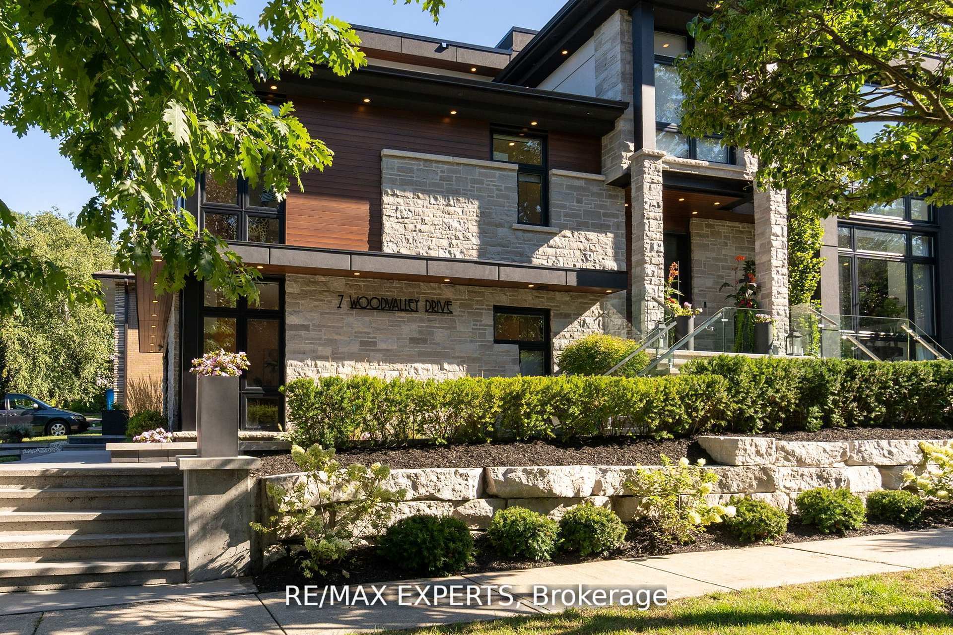 Photo 2 of 7 Woodvalley Drive, Etobicoke, Edenbridge-Humber Valley — HOMEH