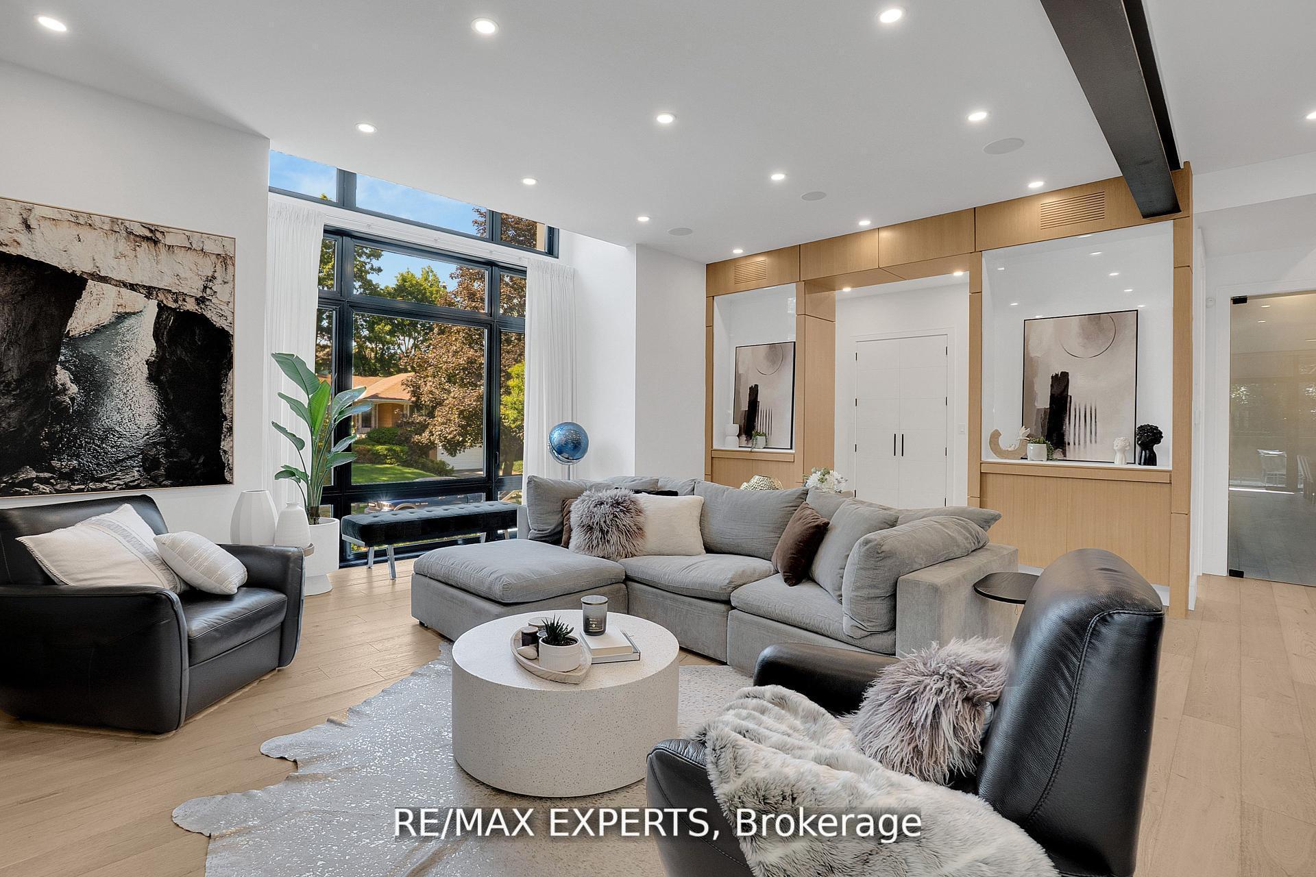Photo 4 of 7 Woodvalley Drive, Etobicoke, Edenbridge-Humber Valley — HOMEH