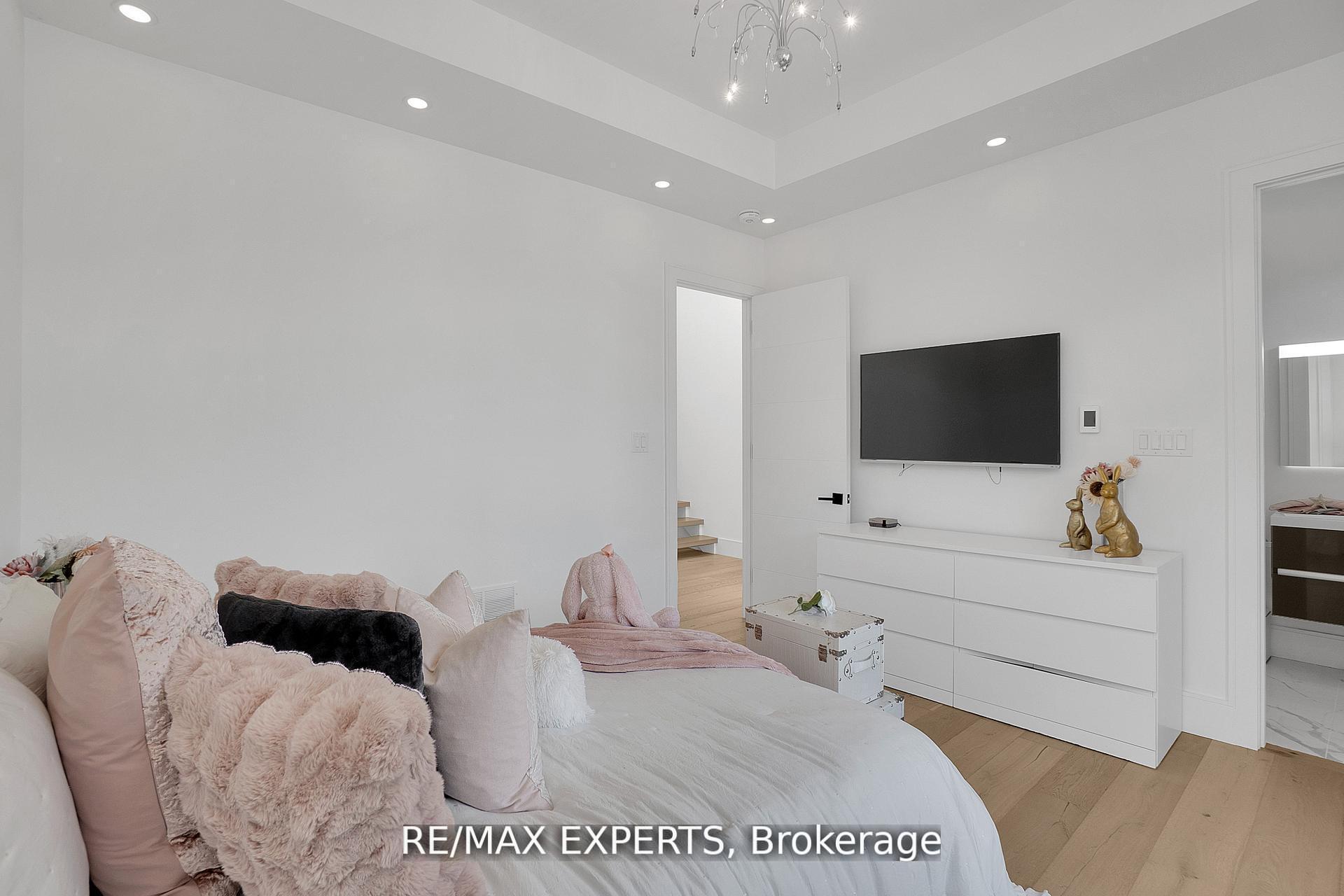 Photo 22 of 7 Woodvalley Drive, Etobicoke, Edenbridge-Humber Valley — HOMEH