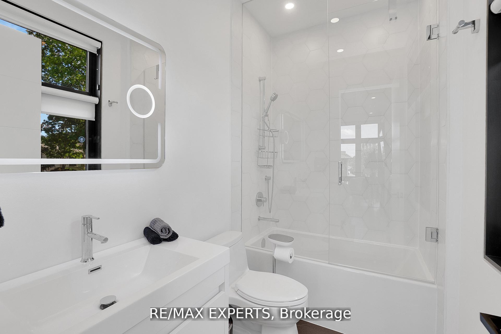 Photo 25 of 7 Woodvalley Drive, Etobicoke, Edenbridge-Humber Valley — HOMEH