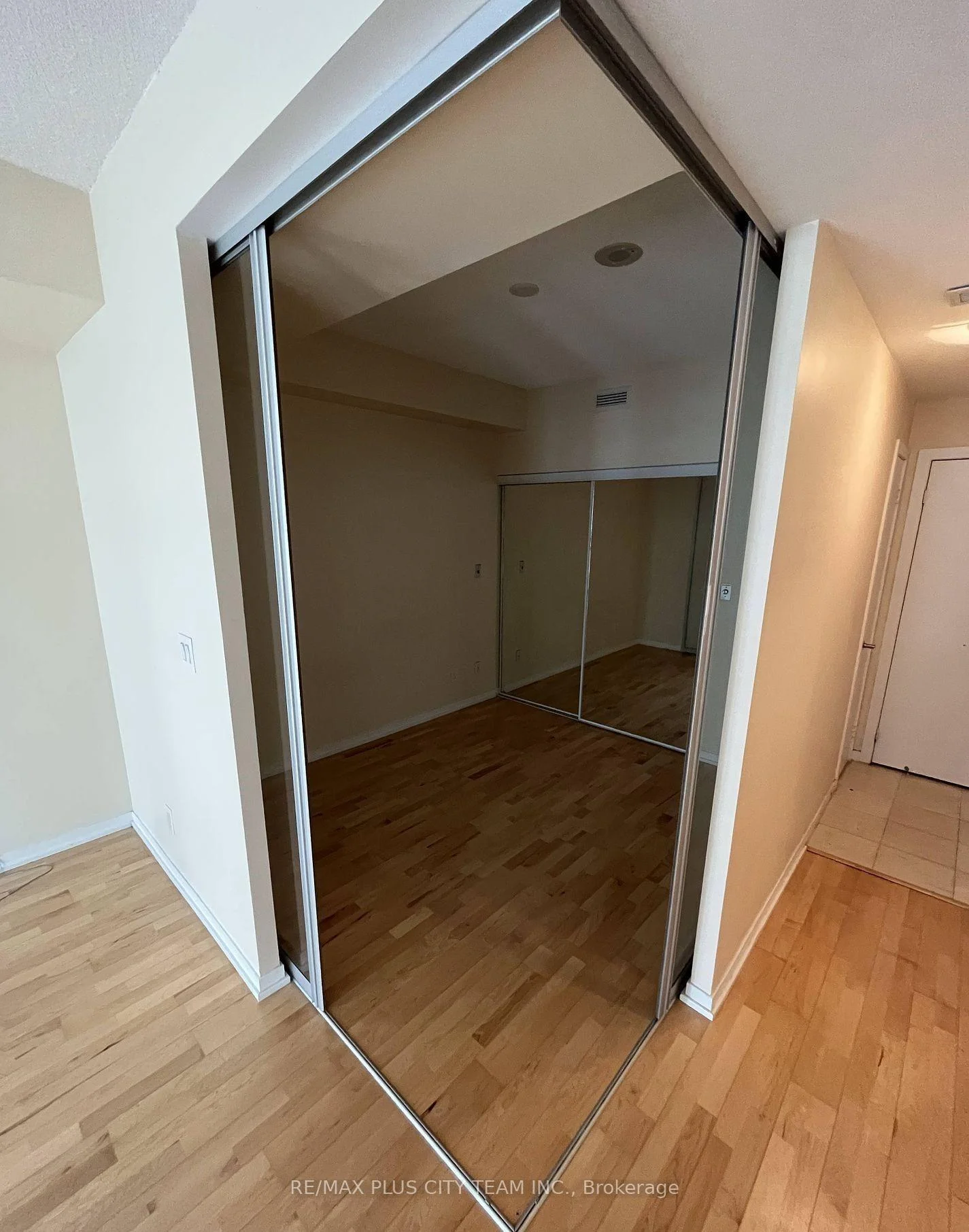 Photo 12 of Unit 2206, 65 Bremner Boulevard, Toronto, Waterfront Communities — HOMEH