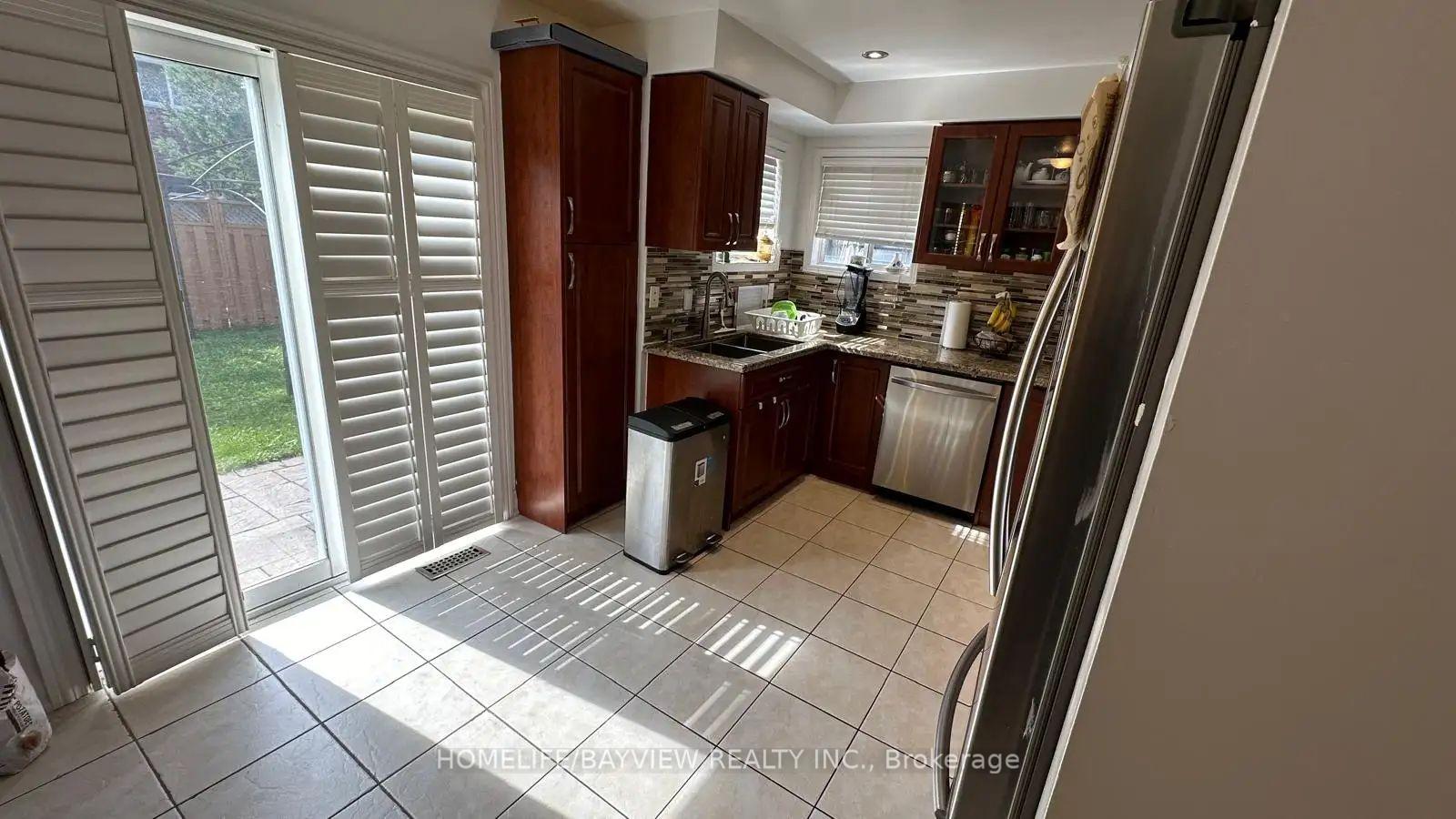 Photo 3 of 211 Drummond(main & Second floor) Drive, Vaughan, Maple — HOMEH