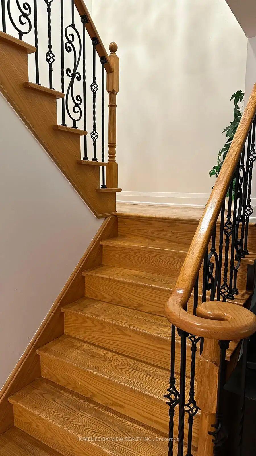 Photo 4 of 211 Drummond(main & Second floor) Drive, Vaughan, Maple — HOMEH