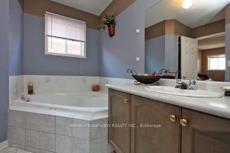 Photo 7 of 211 Drummond(main & Second floor) Drive, Vaughan, Maple — HOMEH