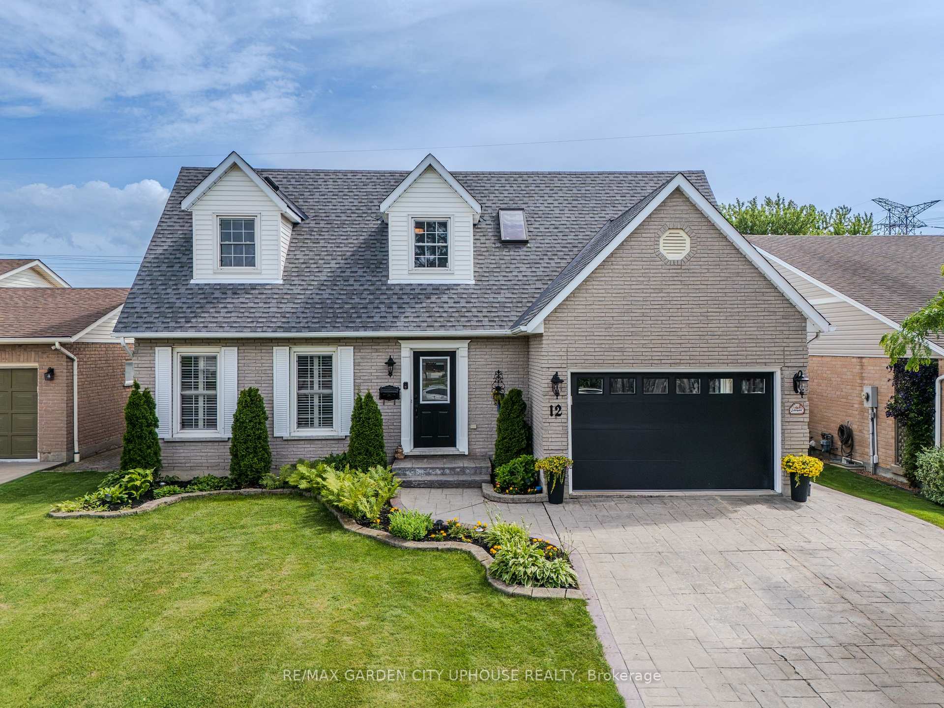 Photo 2 of 12 Foxhill Crescent, St. Catharines, Rykert/Vansickle — HOMEH