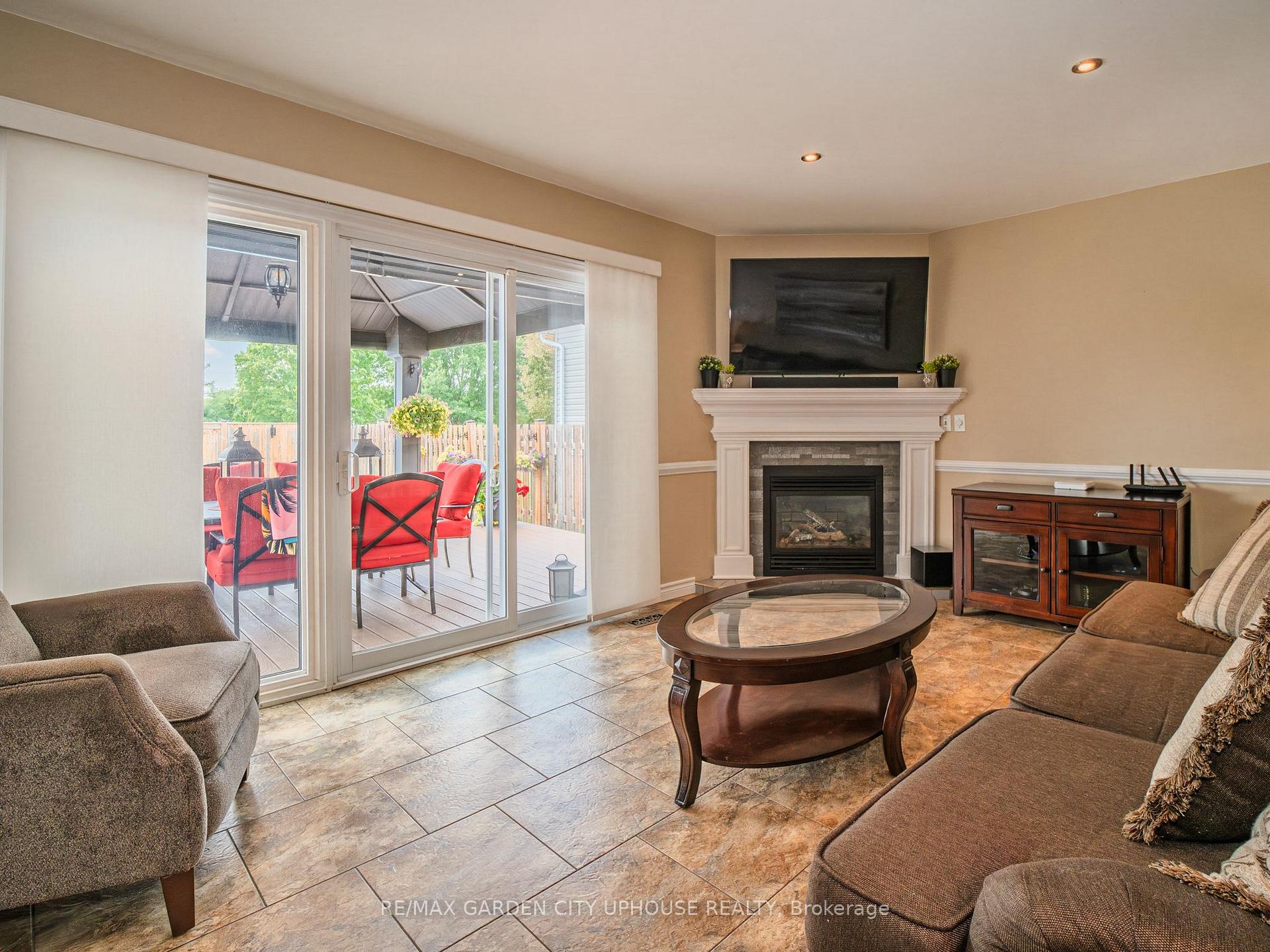 Photo 17 of 12 Foxhill Crescent, St. Catharines, Rykert/Vansickle — HOMEH