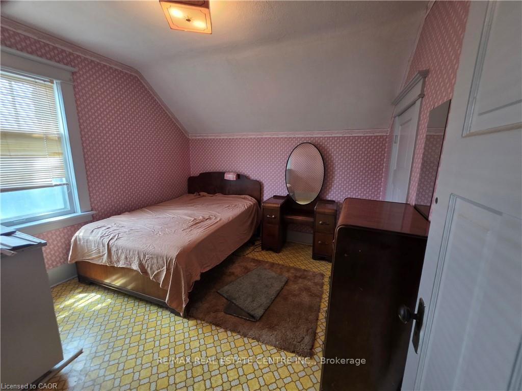 Photo 24 of 20 Fairview Avenue, Kitchener, King East — HOMEH