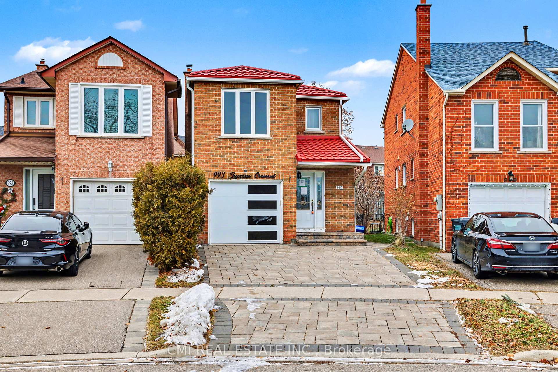 Photo of 993 Lucerne Crescent