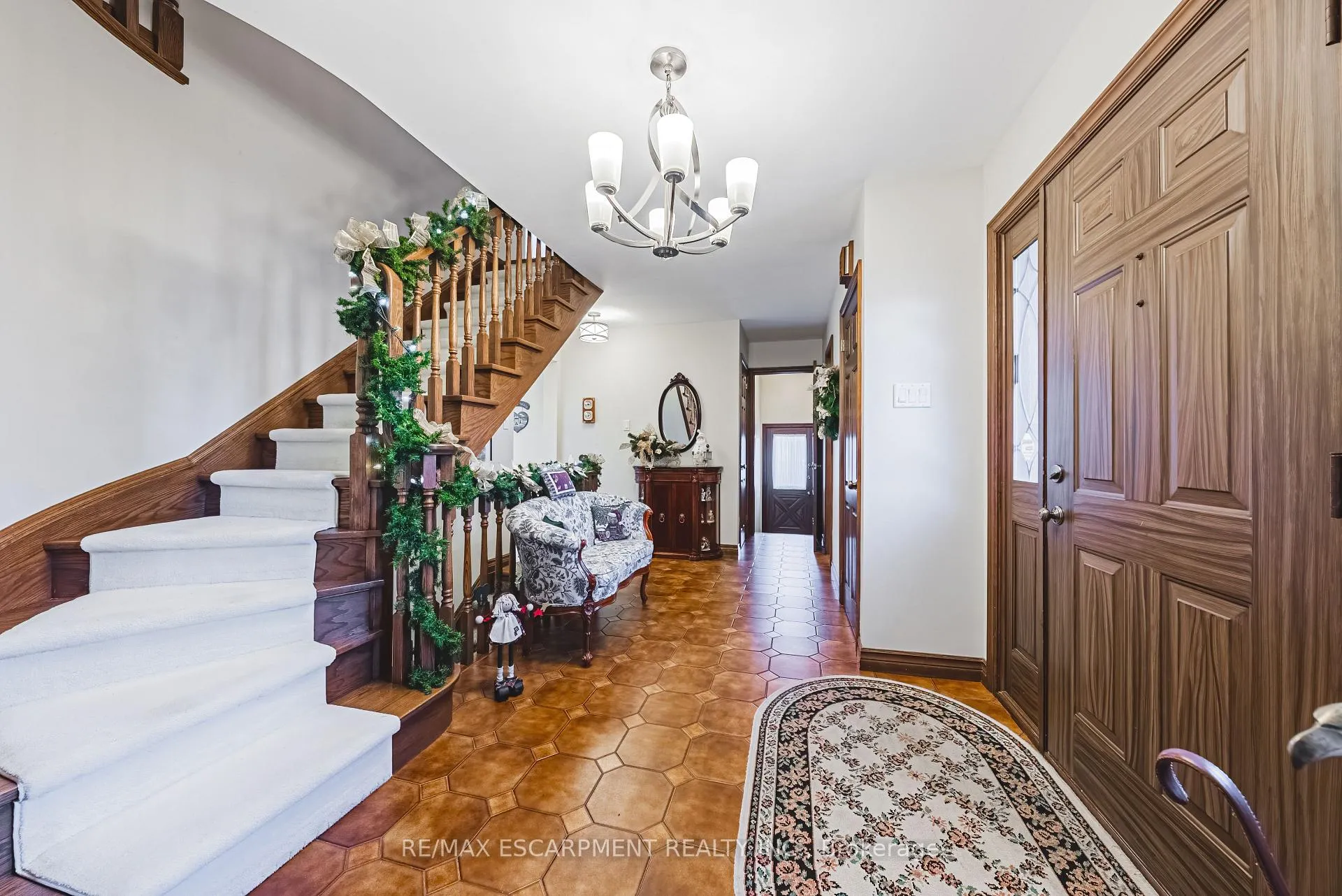Photo 3 of 6 Sunhaven Court, Hamilton, Stoney Creek — HOMEH