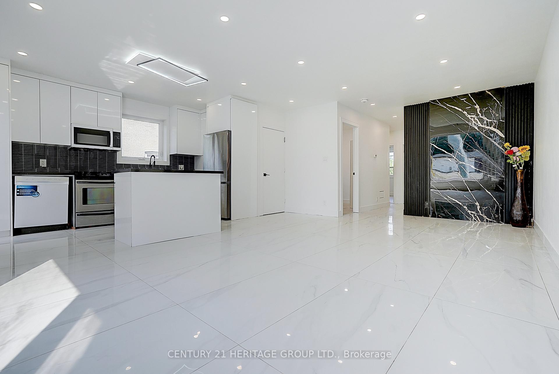 Photo 4 of 326 McConvey Drive, Richmond Hill, Crosby — HOMEH